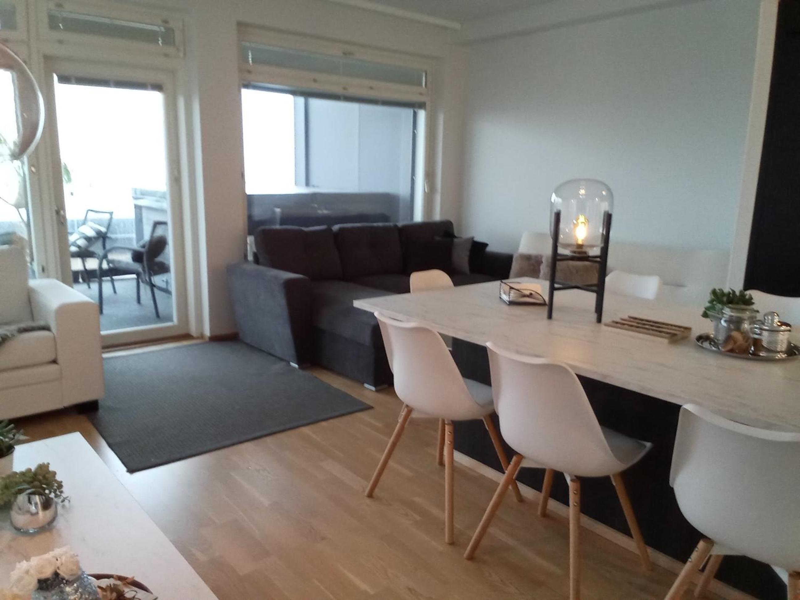 TAMPERE PENTHOUSE-tasokas moderni kaupunki huoneisto huipulla -ISO JACUZZI omalla KATTOTERASSILLA - AURINKOTUOLIT ja Aurinko odottaa Sinua - huikea maisema