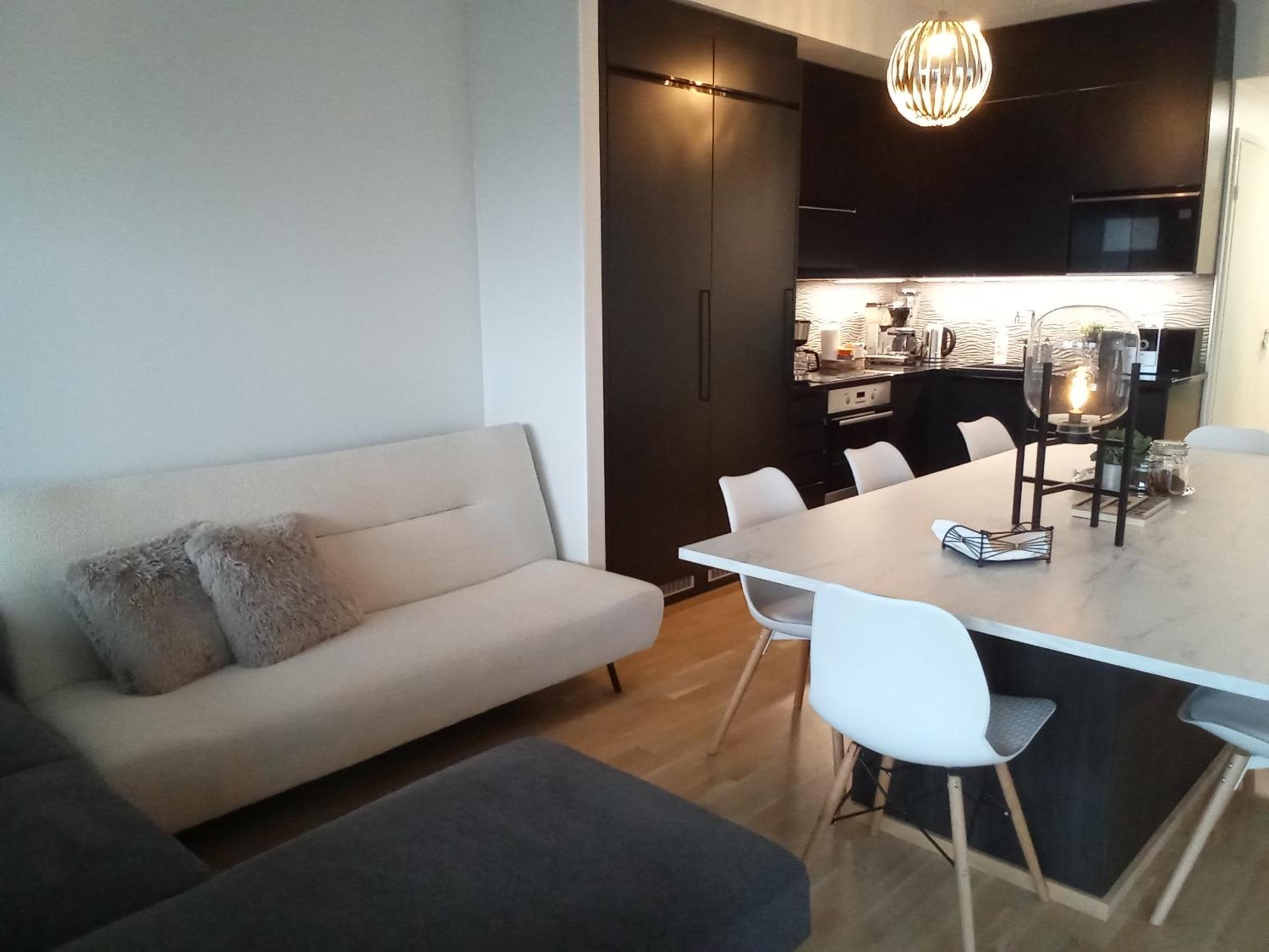 TAMPERE PENTHOUSE-tasokas moderni kaupunki huoneisto huipulla -ISO JACUZZI omalla KATTOTERASSILLA - AURINKOTUOLIT ja Aurinko odottaa Sinua - huikea maisema