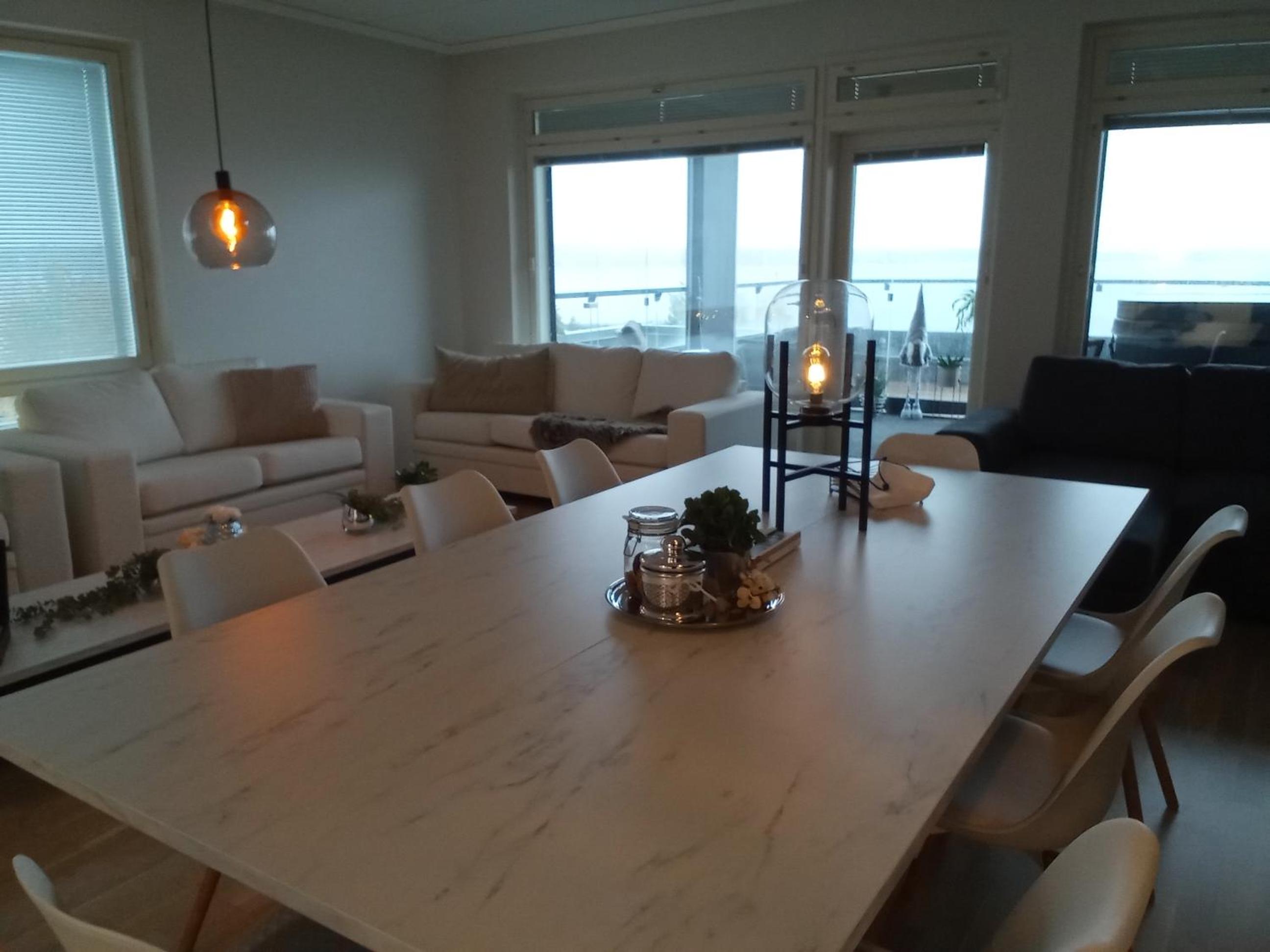 TAMPERE PENTHOUSE-tasokas moderni kaupunki huoneisto huipulla -ISO JACUZZI omalla KATTOTERASSILLA - AURINKOTUOLIT ja Aurinko odottaa Sinua - huikea maisema