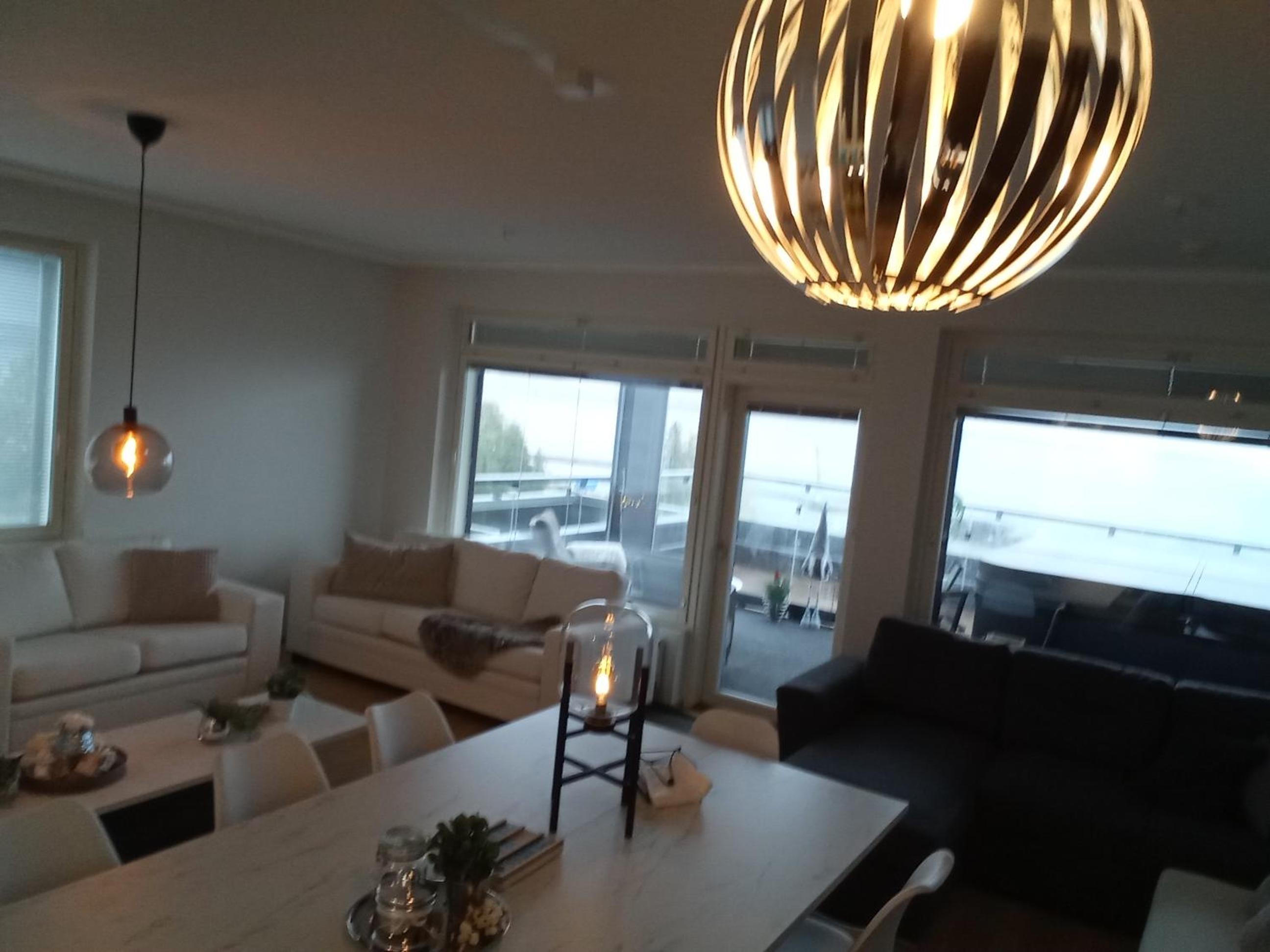 TAMPERE PENTHOUSE-tasokas moderni kaupunki huoneisto huipulla -ISO JACUZZI omalla KATTOTERASSILLA - AURINKOTUOLIT ja Aurinko odottaa Sinua - huikea maisema