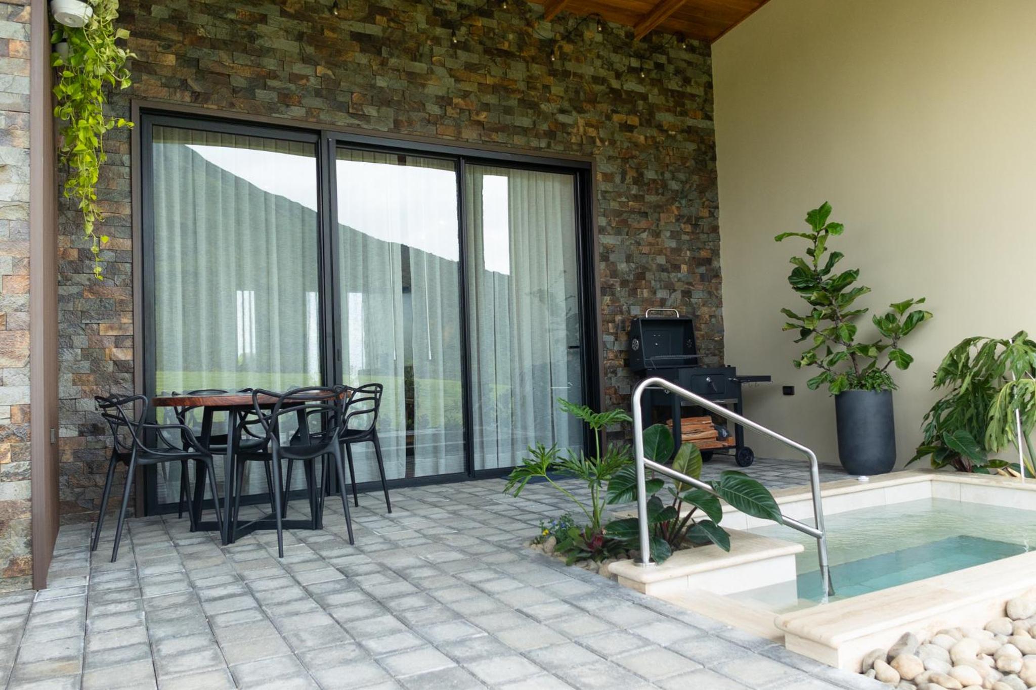 Villas Jawara ! Un Volcán en su Jardín !