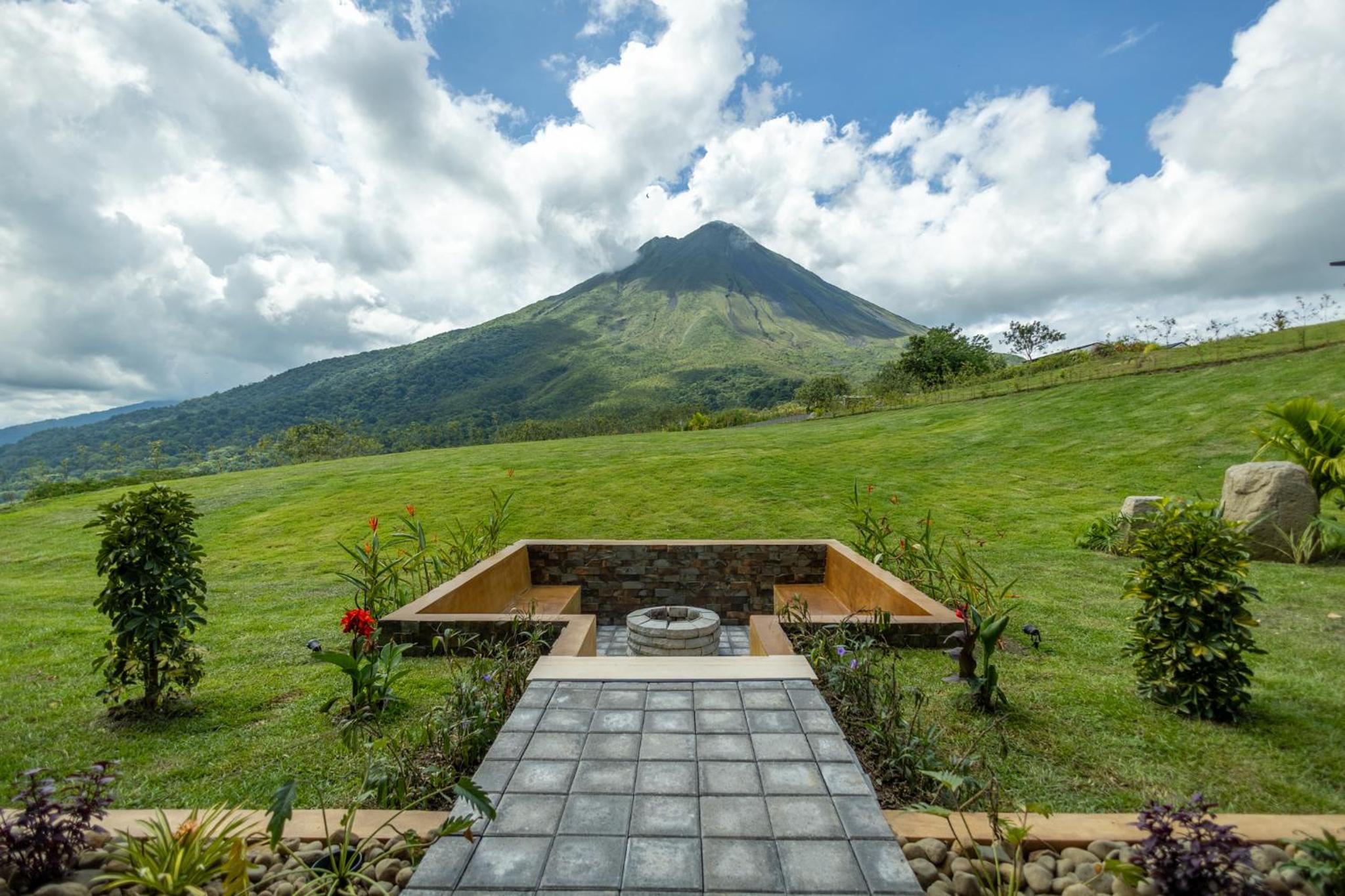 Villas Jawara ! Un Volcán en su Jardín !