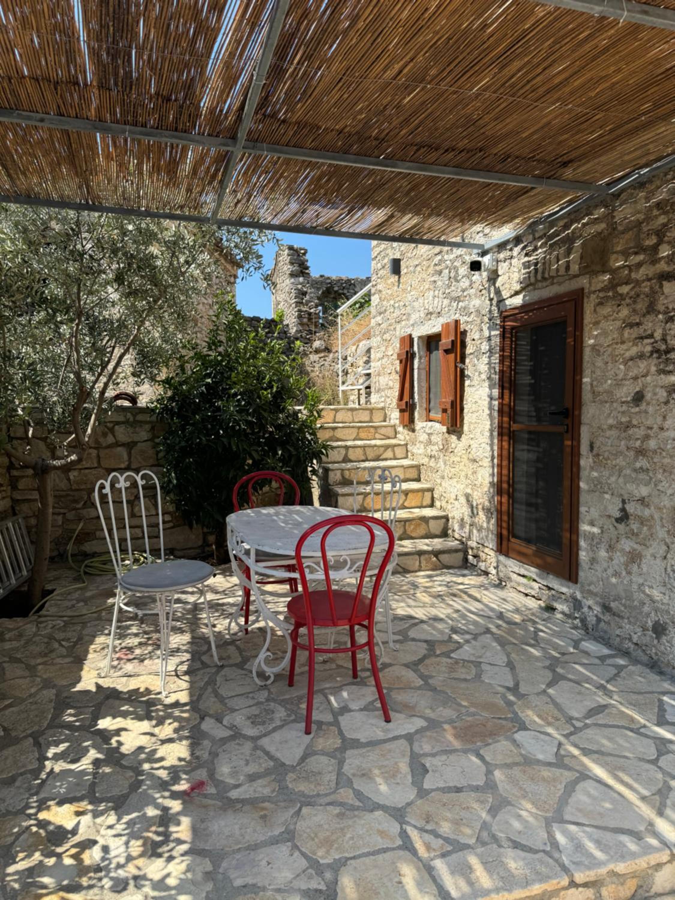 Vila, Upper Qeparo