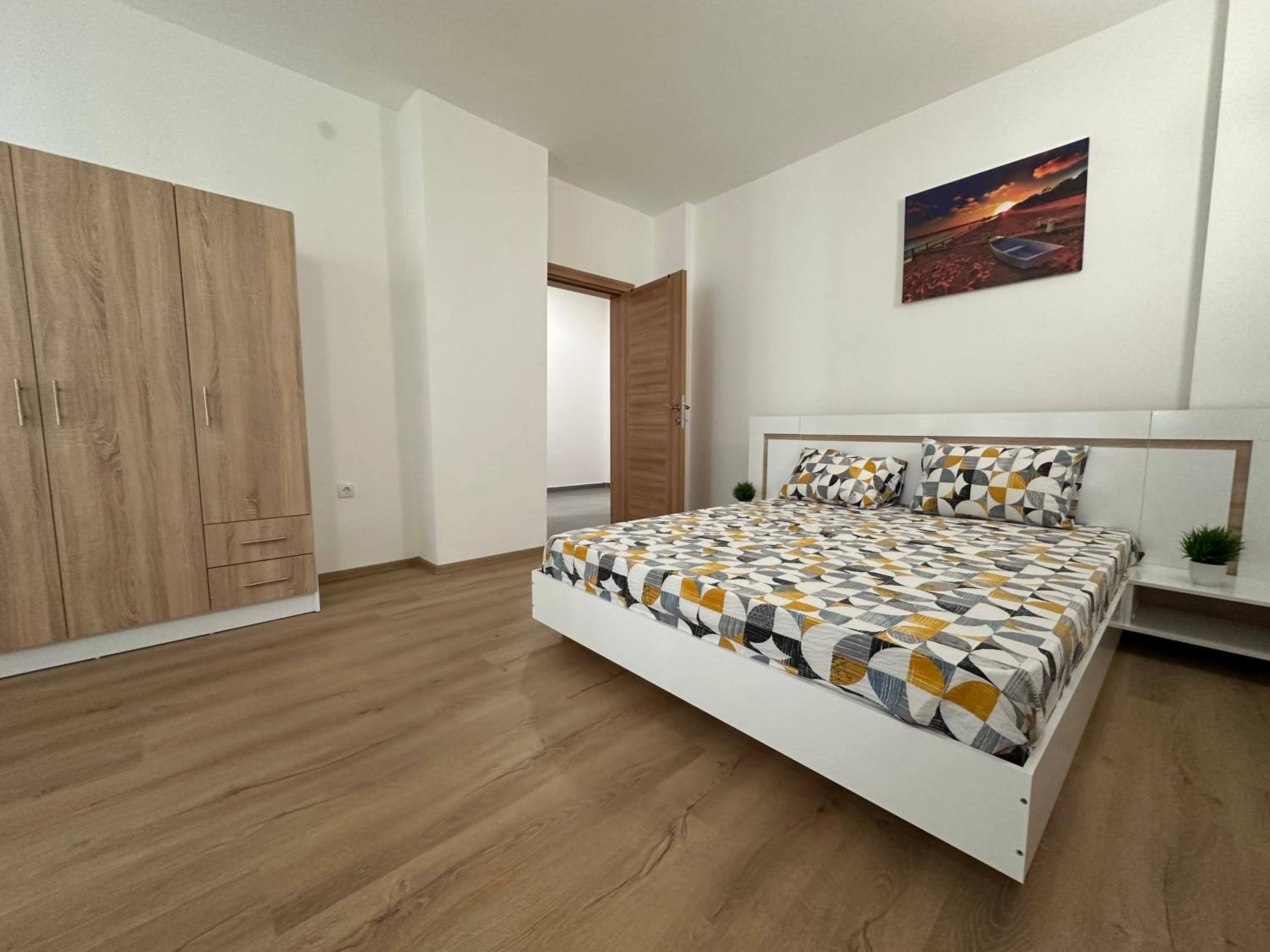 Ira's Square 2 Bedroom Apt Free Parking view 3
