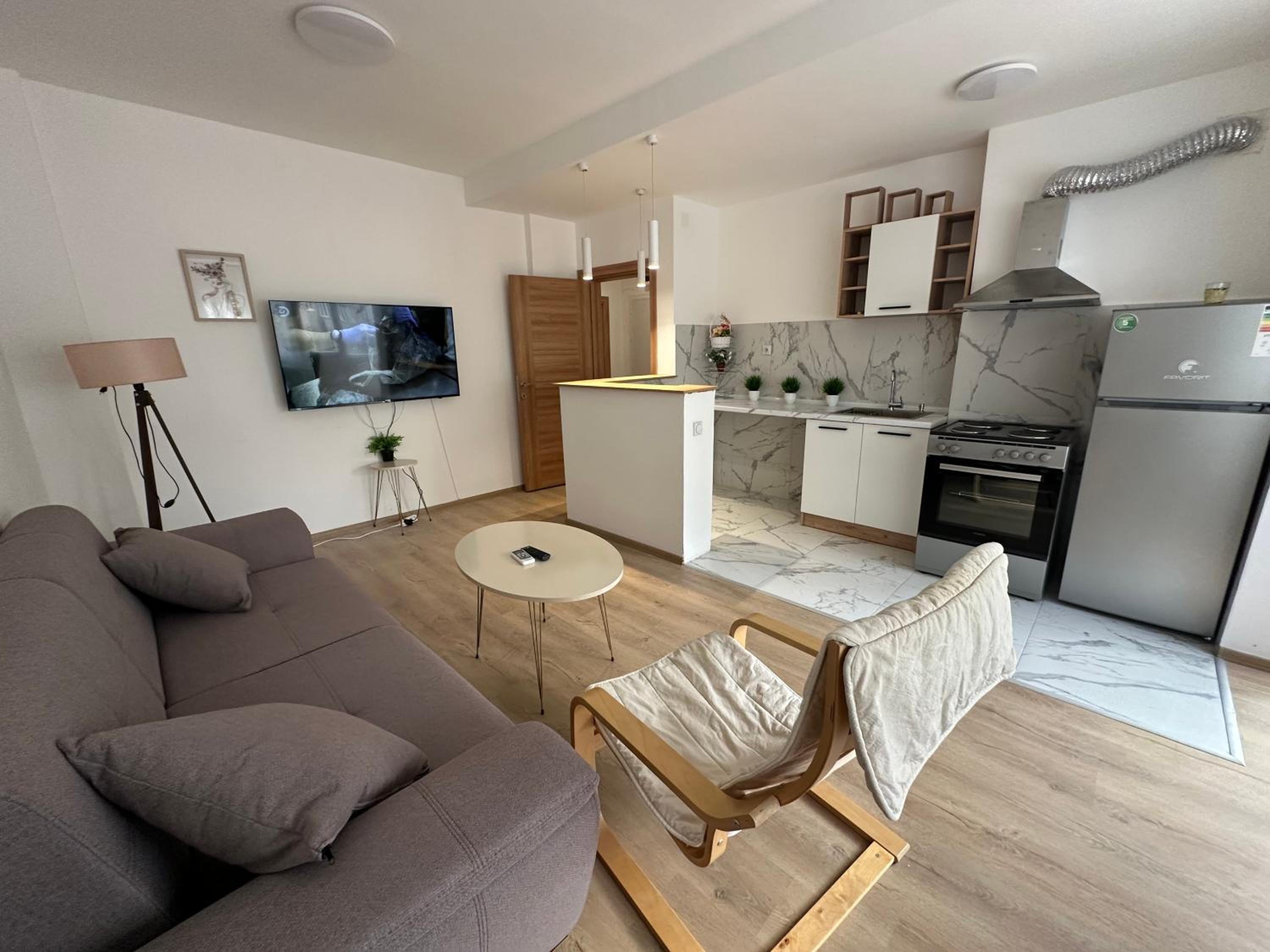 Ira's Square 2 Bedroom Apt Free Parking view 2