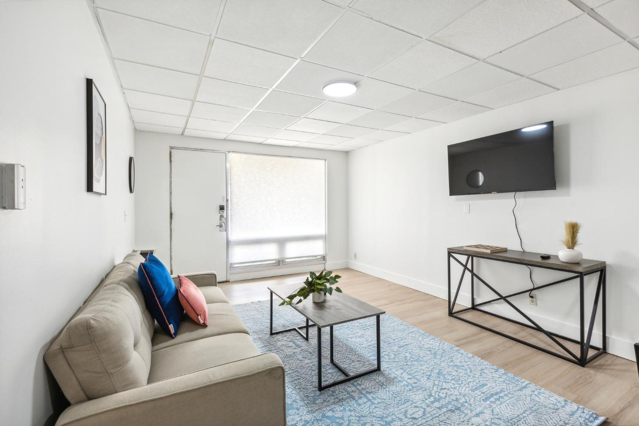 East 120 I Modern Refinished Apt Downtown I Gym view 3