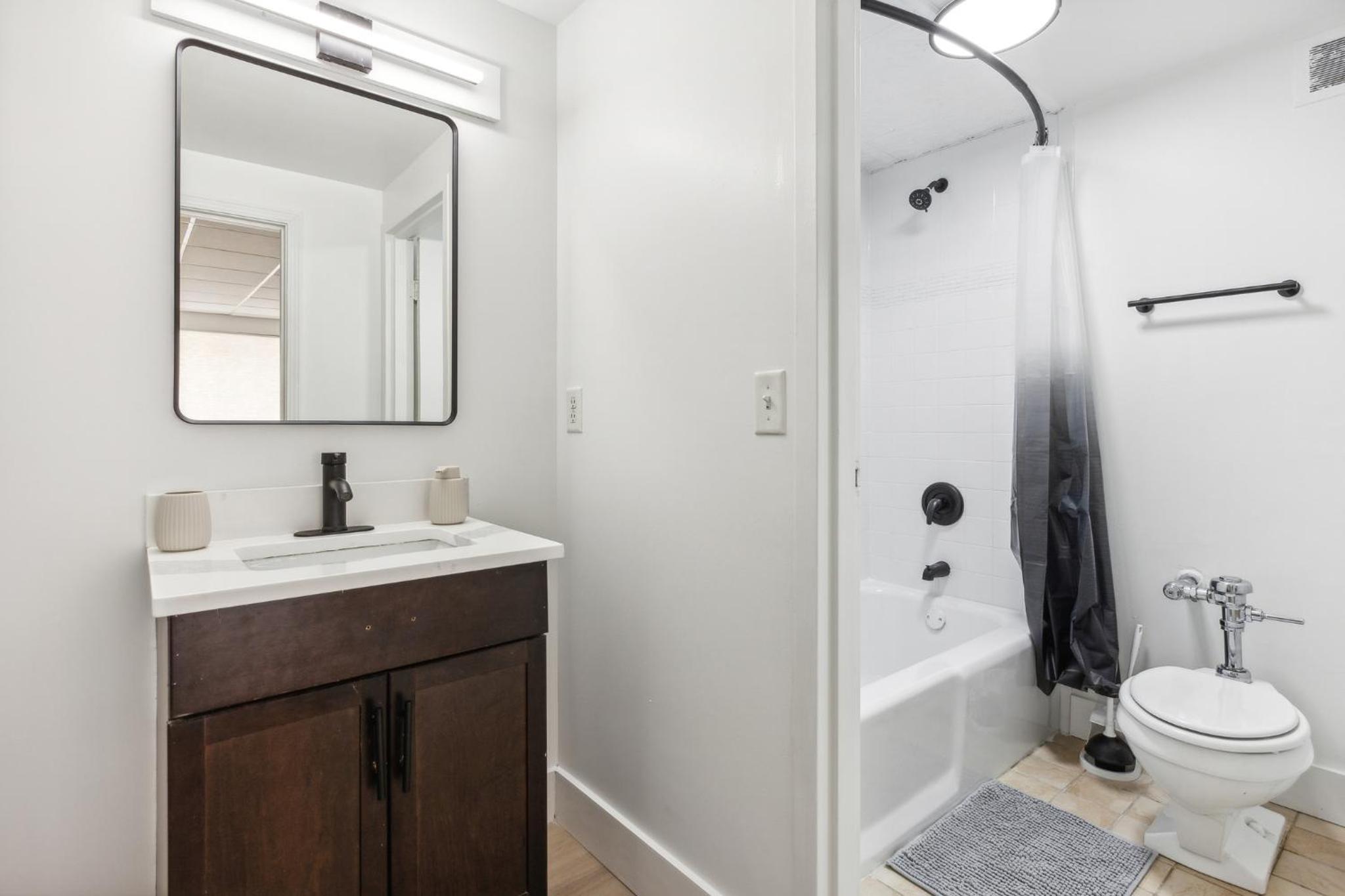 East 120 I Modern Refinished Apt Downtown I Gym view 4