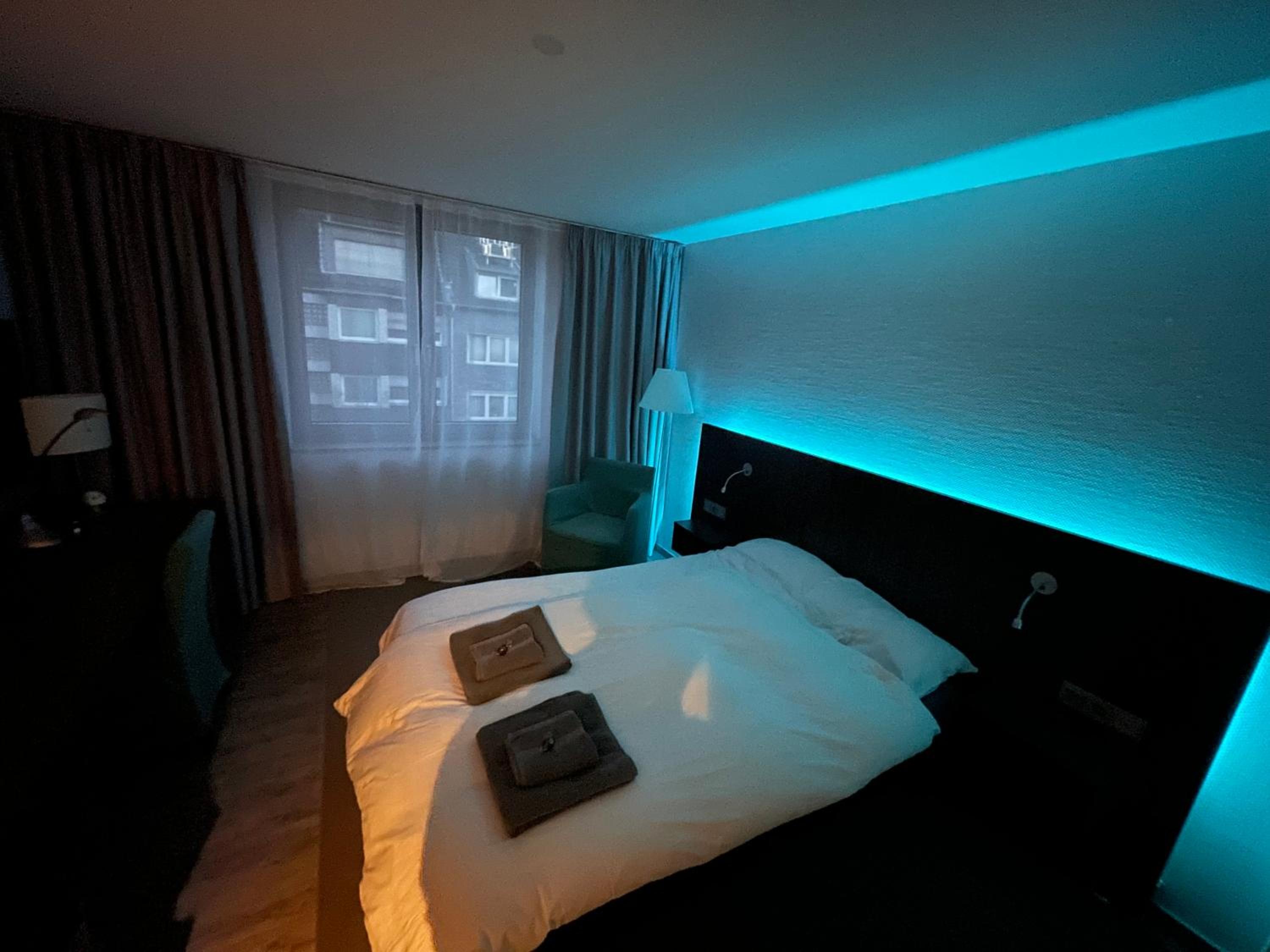 4* Boutique Zimmer am Düsseldorf Hafen + ÖPNV & TG