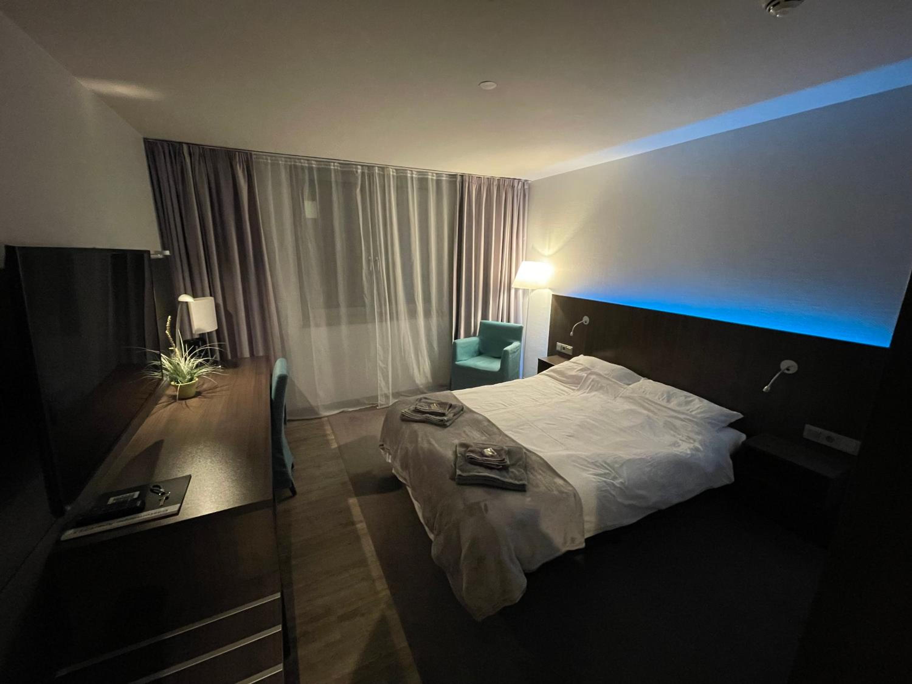 4* Boutique Zimmer am Düsseldorf Hafen + ÖPNV & TG
