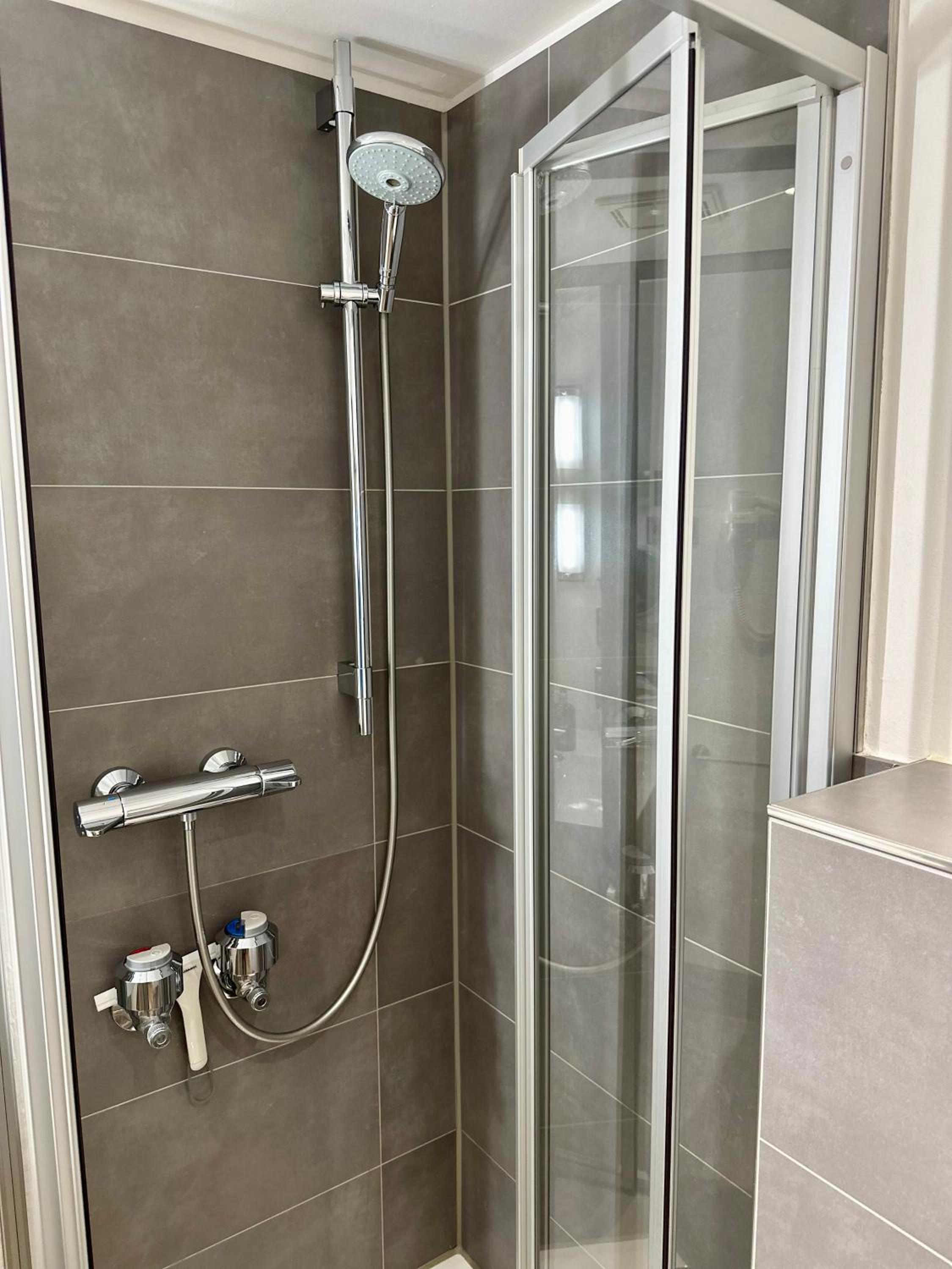 4* Boutique Zimmer am Düsseldorf Hafen + ÖPNV & TG