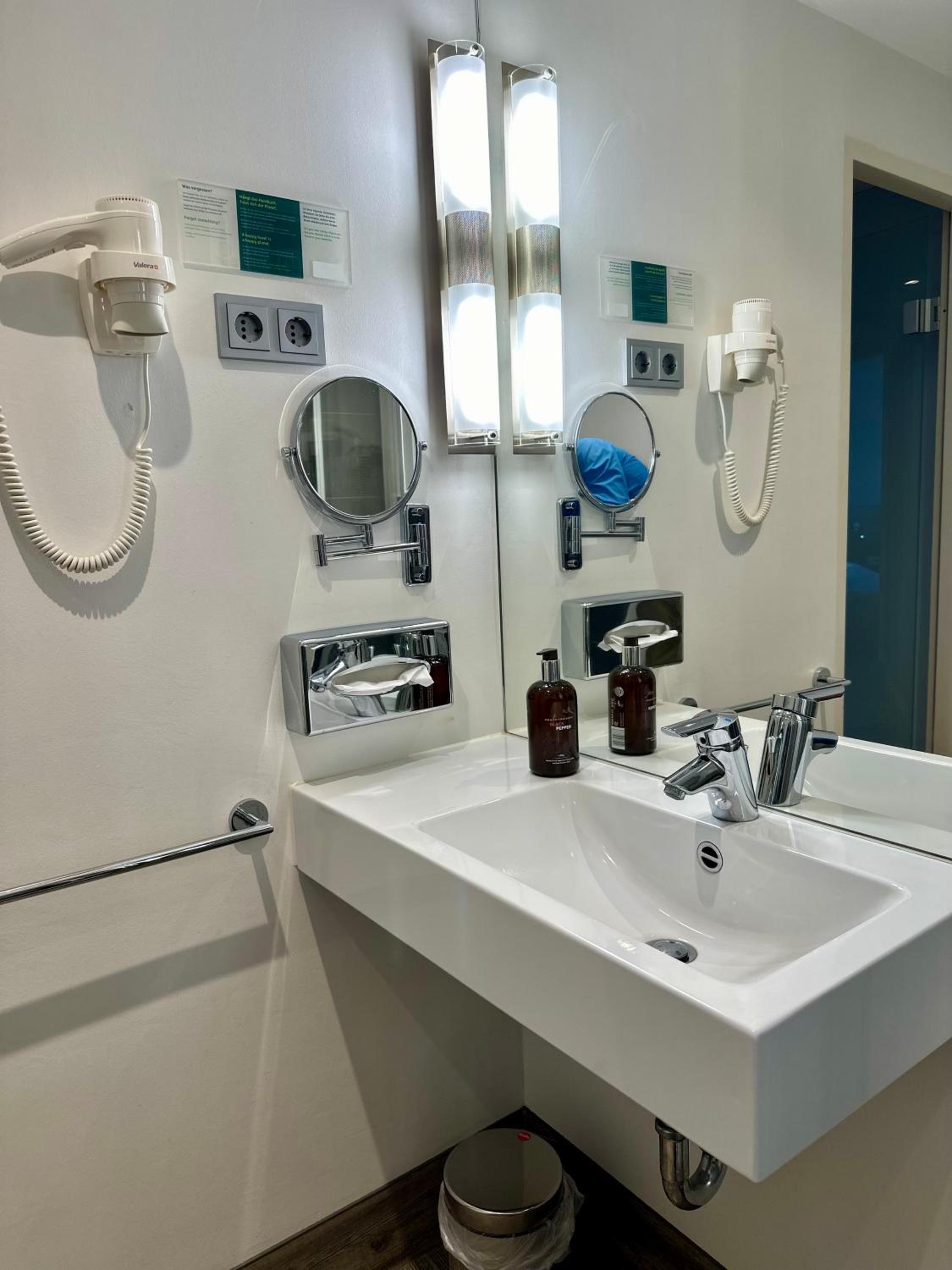 4* Boutique Zimmer am Düsseldorf Hafen + ÖPNV & TG