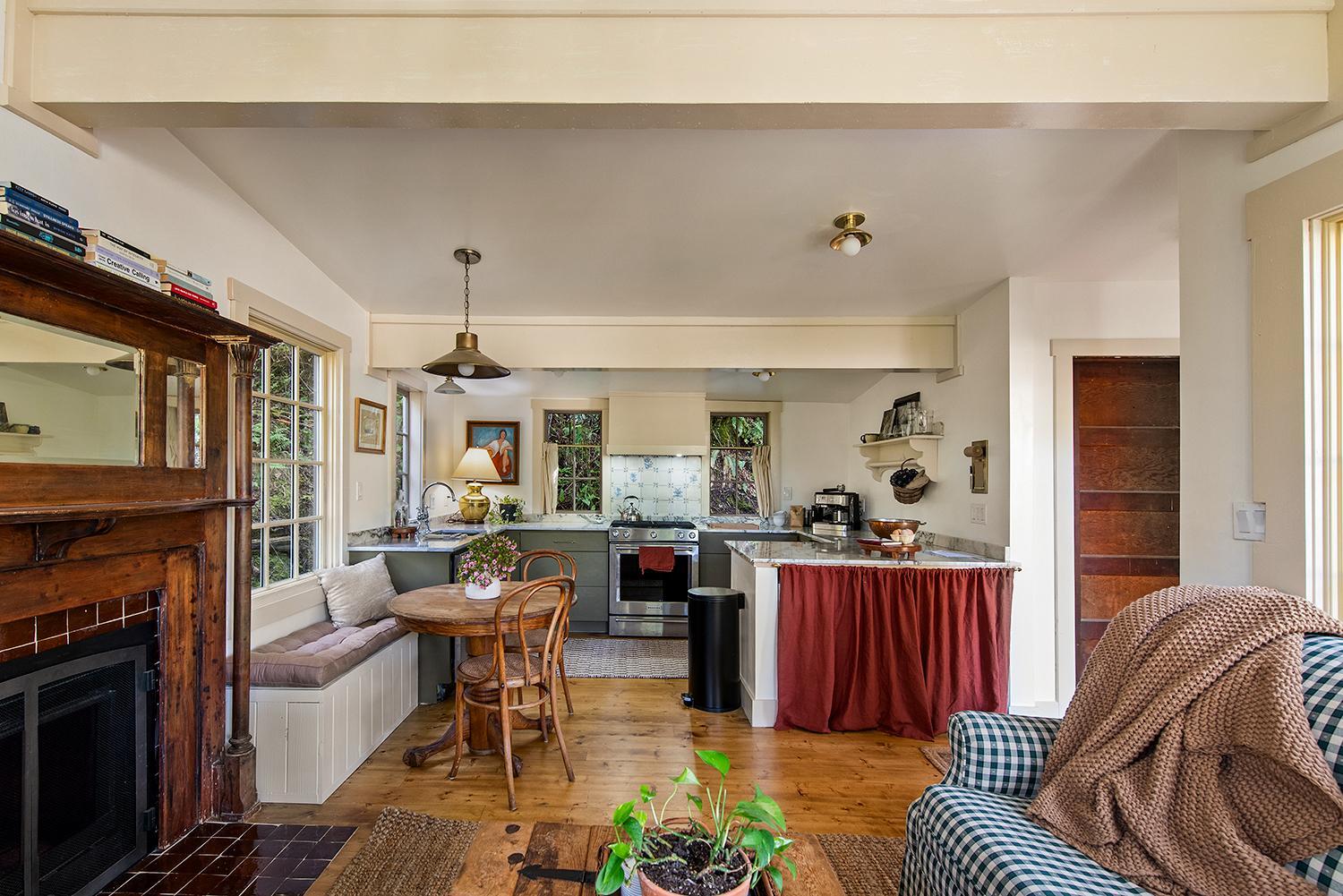 Luxury Riverview Cottage - walk to town & trails view 4