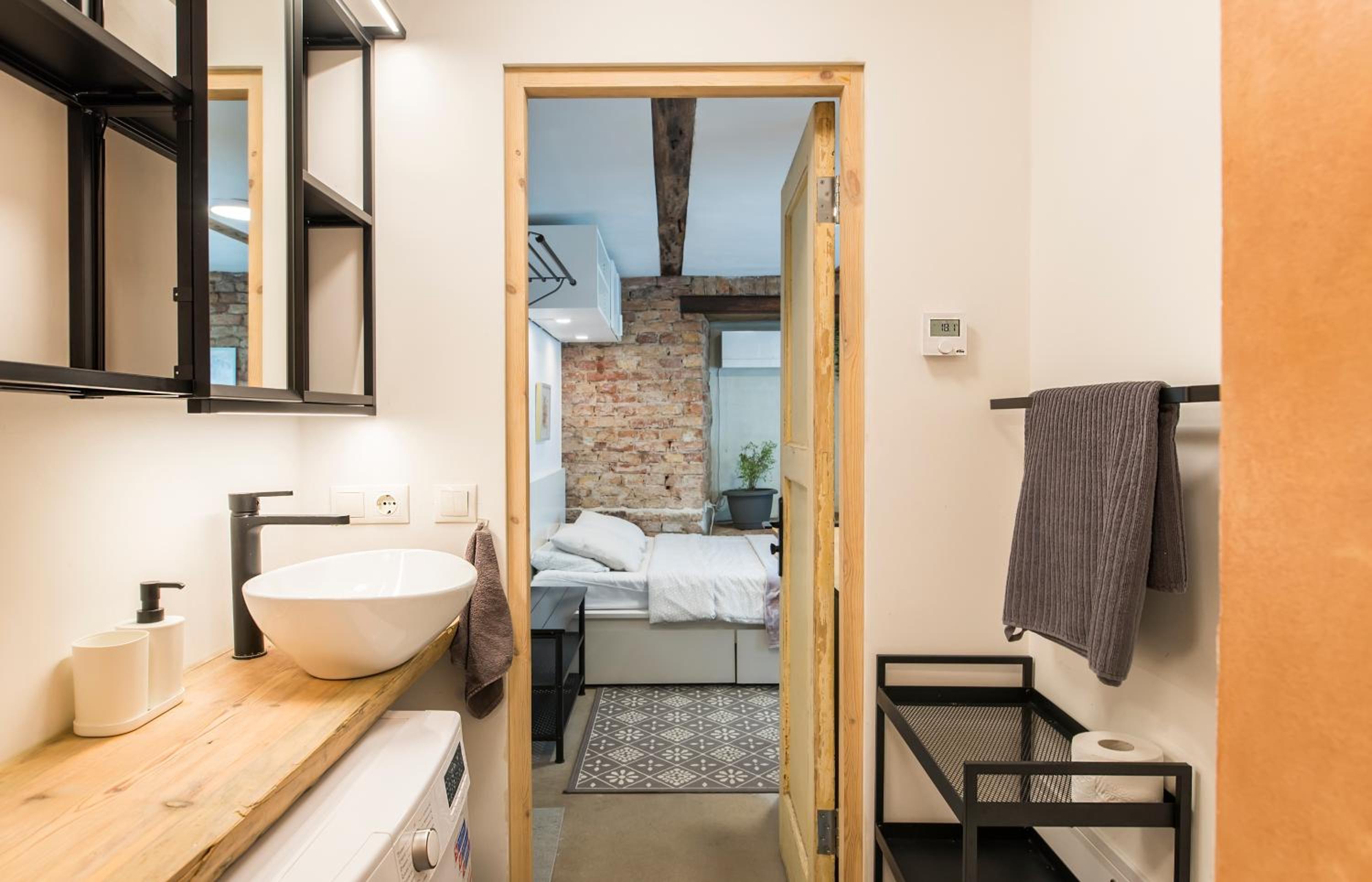 Cosy Brick Nest 15 - Riga Center Studio with Free Parking