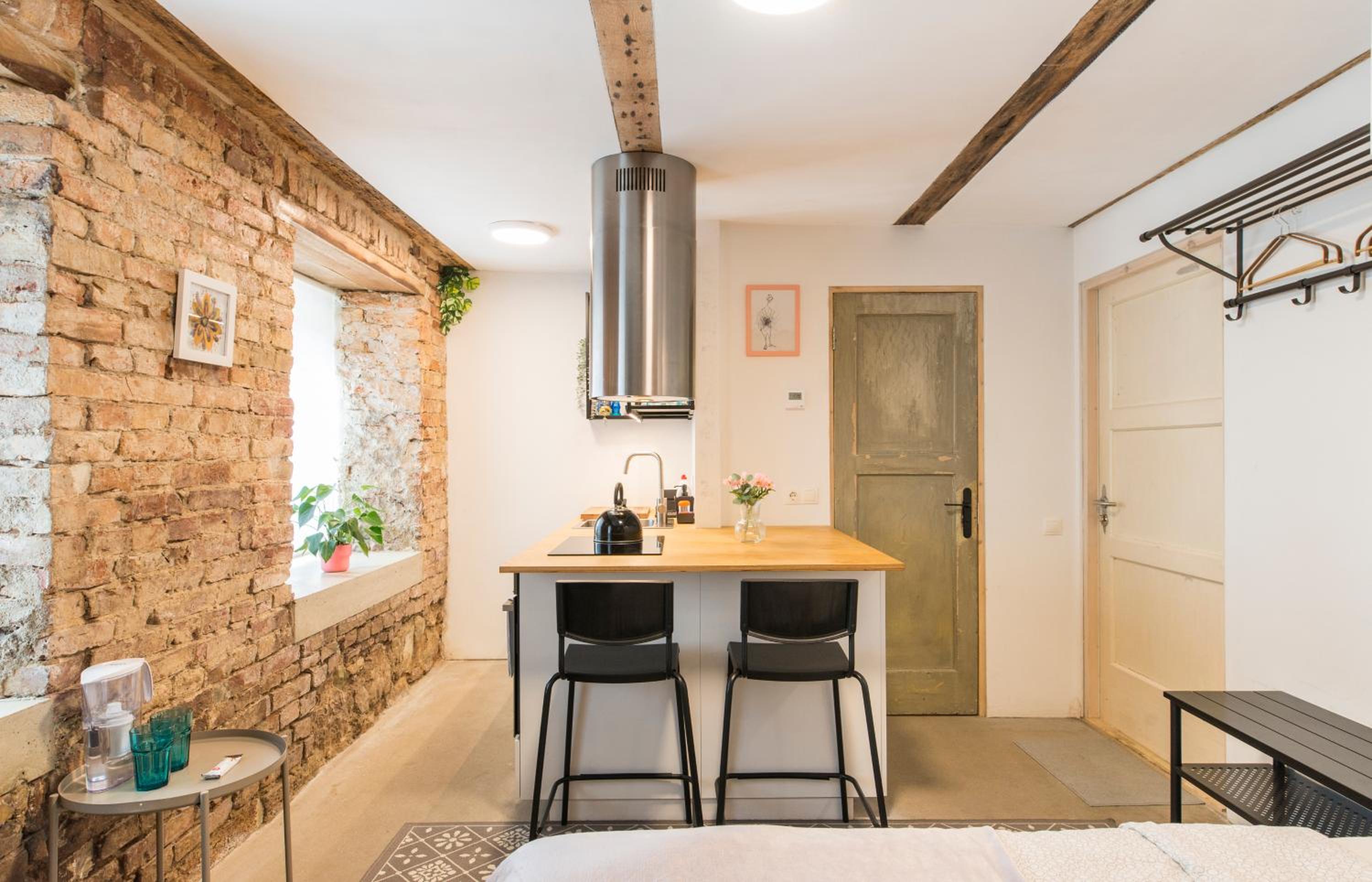 Cosy Brick Nest 15 - Riga Center Studio with Free Parking