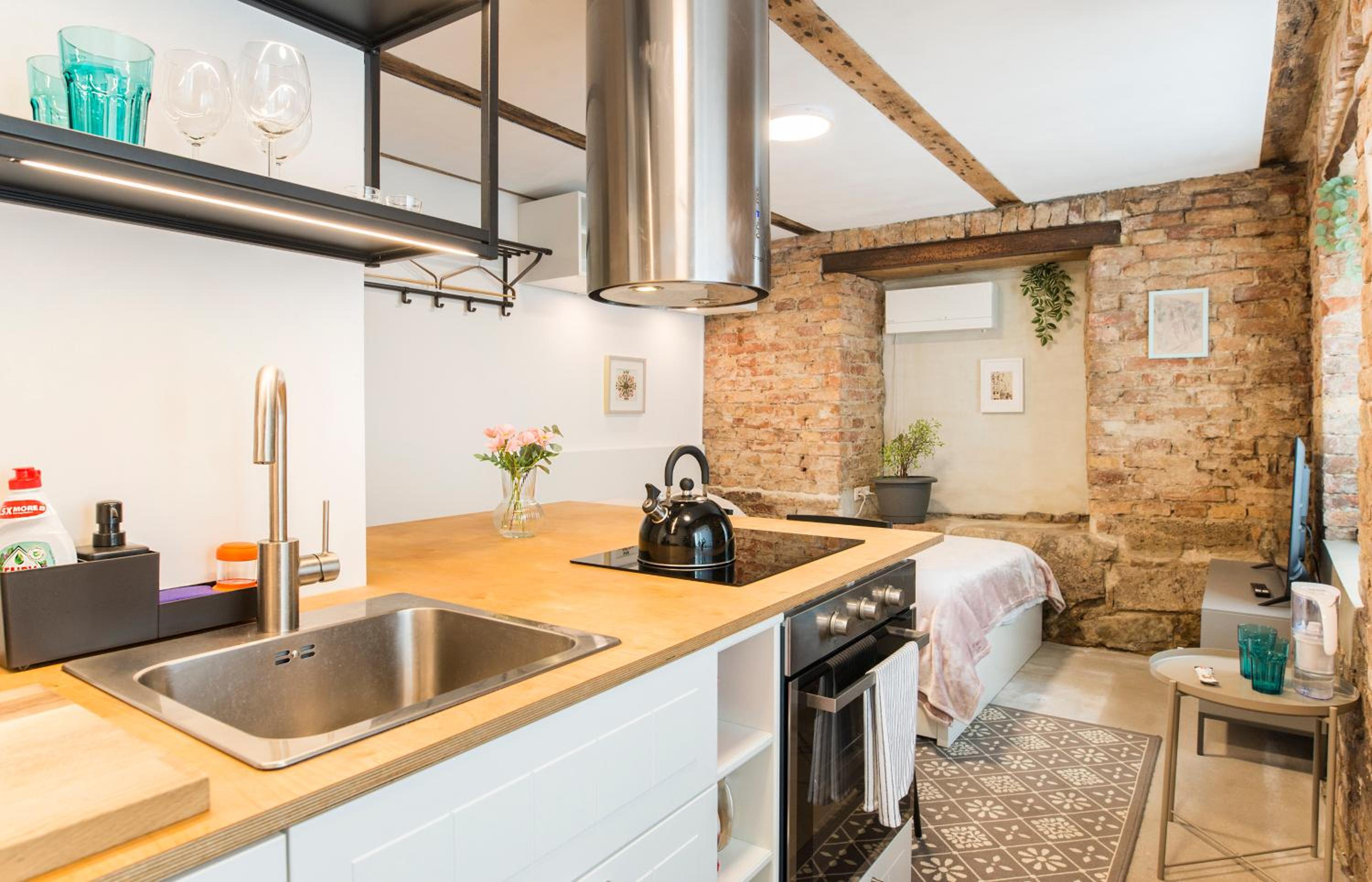 Cosy Brick Nest 15 - Riga Center Studio with Free Parking