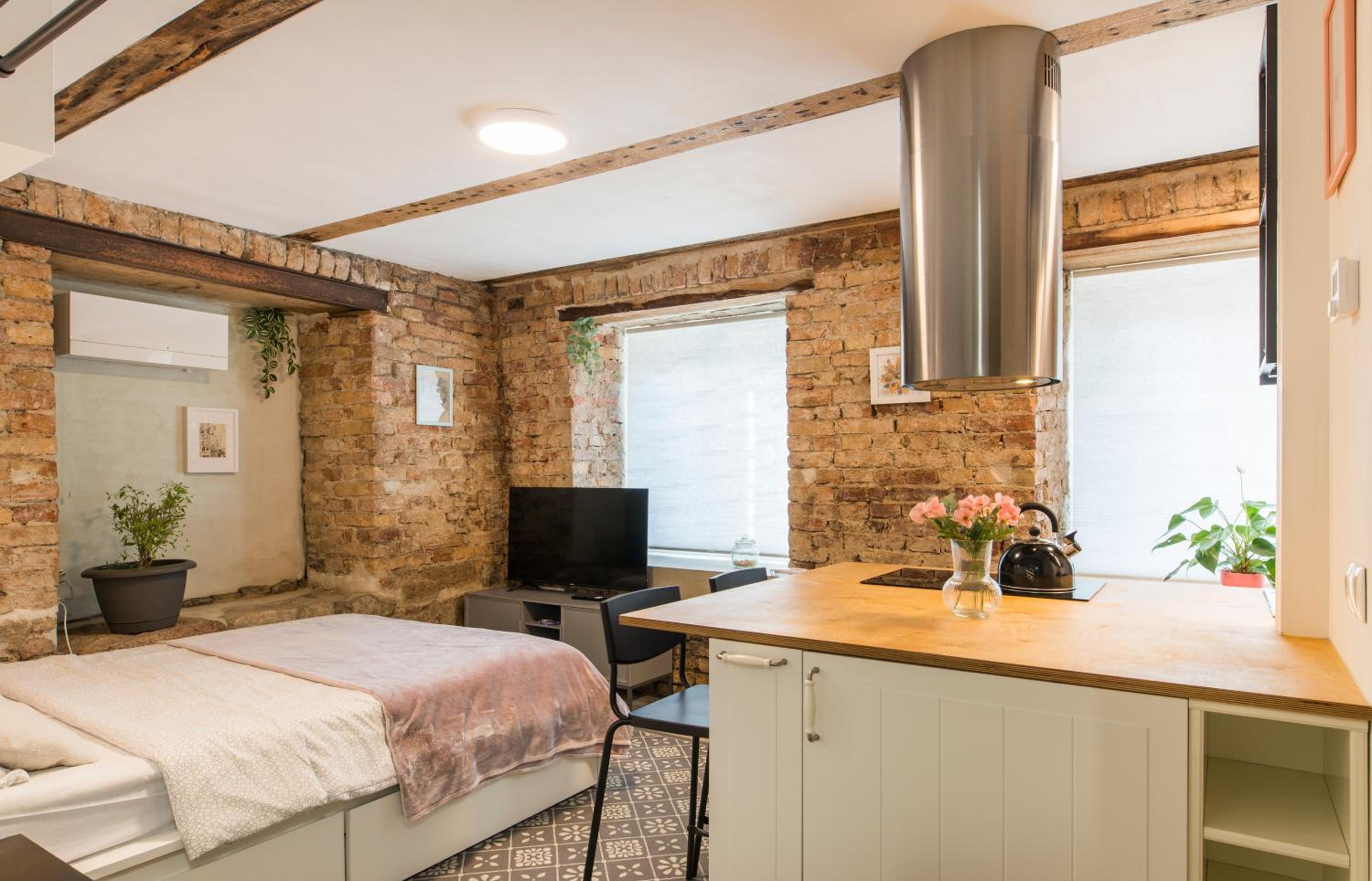 Cosy Brick Nest 15 - Riga Center Studio with Free Parking