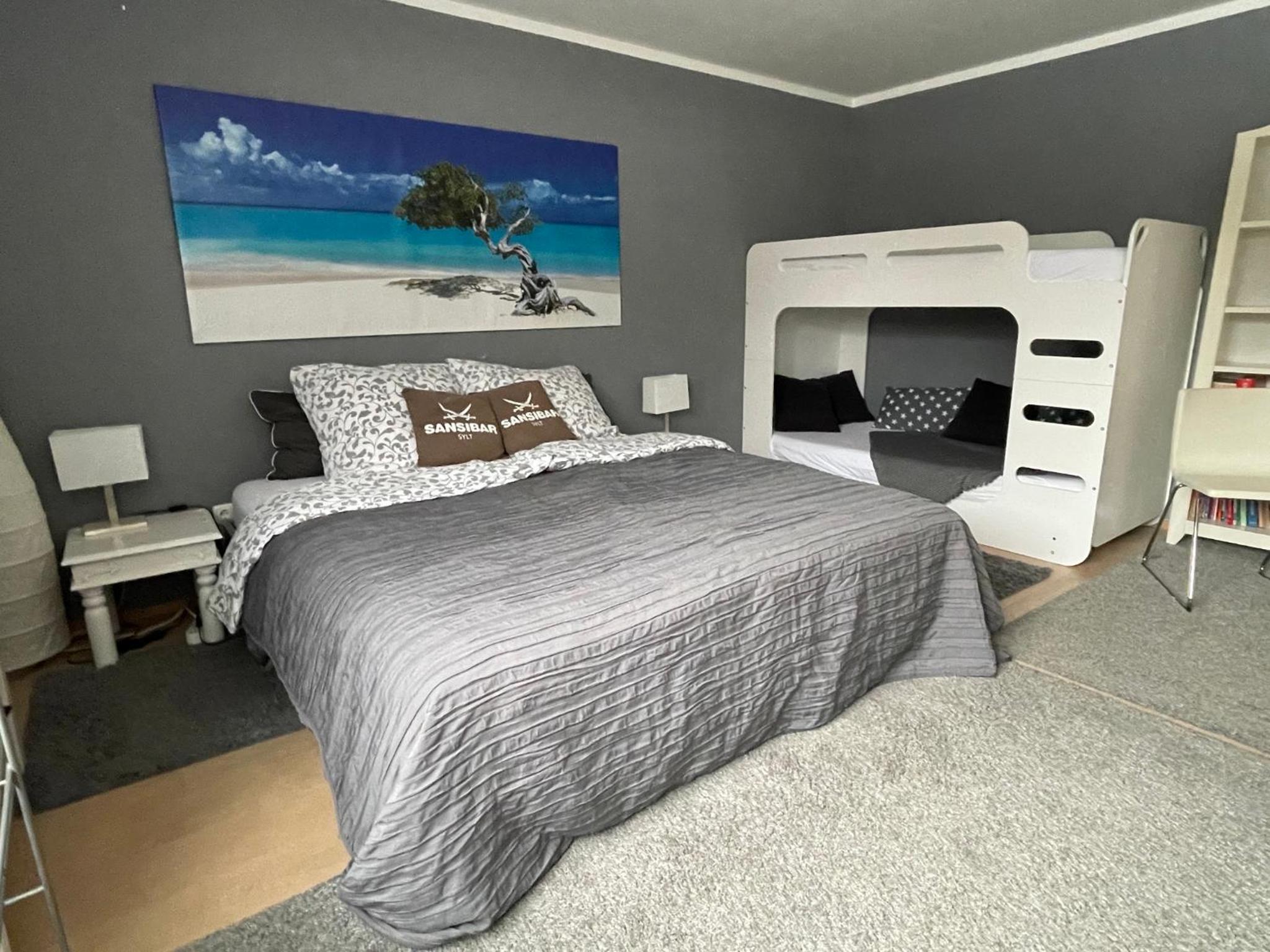 Architect-Apartments 80qm 3 Schlafzimmer, integrierter Küche und Bad, 2min von A8, Garten mit Sitzgruppe, ruhig und modern
