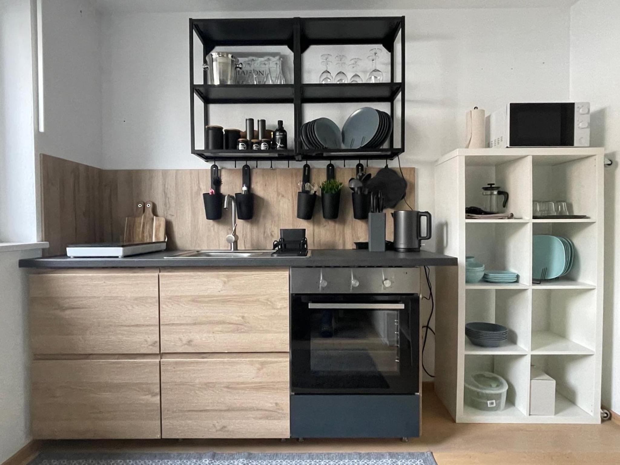 Architect-Apartments 80qm 3 Schlafzimmer, integrierter Küche und Bad, 2min von A8, Garten mit Sitzgruppe, ruhig und modern