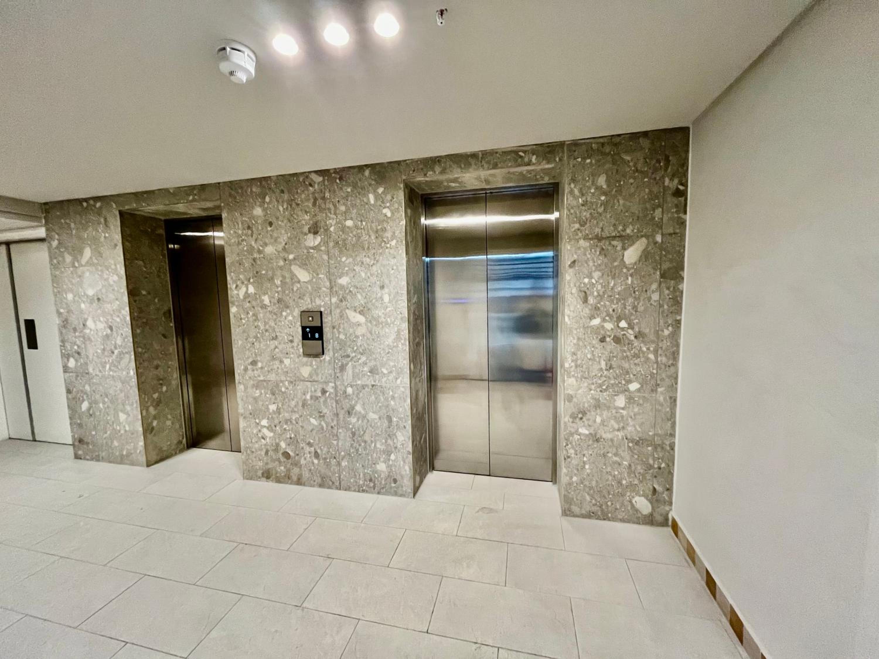 Stylish 1-Full Bedroom Apartment with a separate Living Room, Workspace and Kitchen close to the beach and best restaurants in Cape Town, secure parking view 5