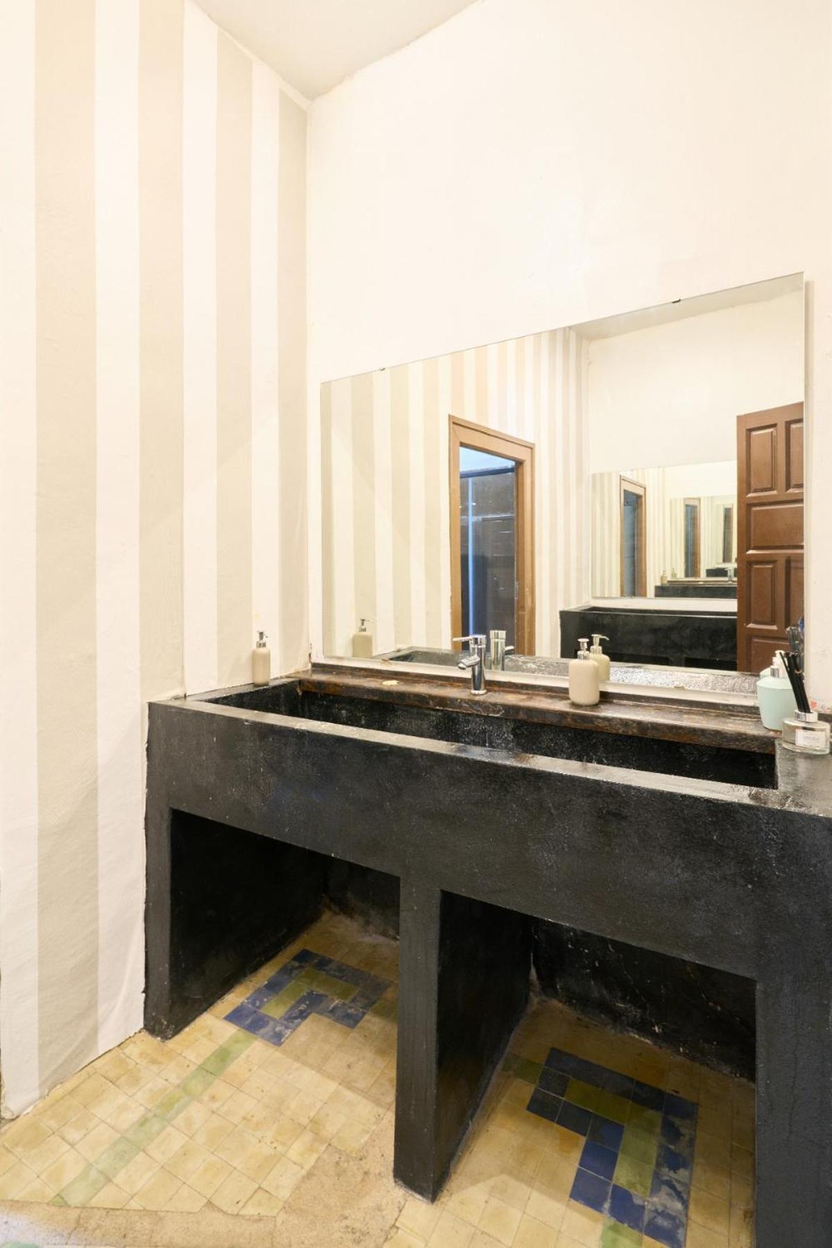 CASA RURAL PALACIO CONDE DE ALDANA con piscina entre encinares y dehesas
