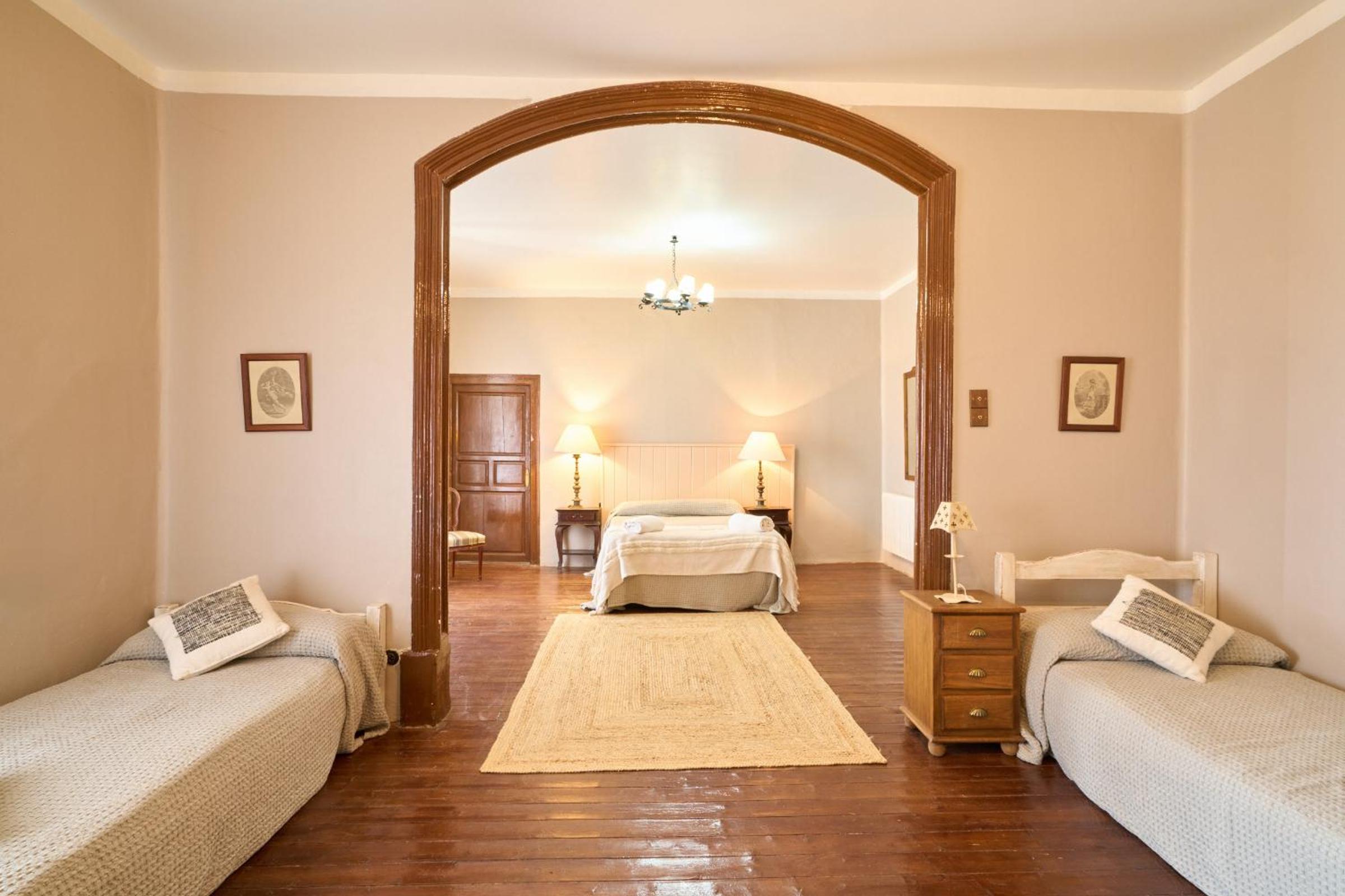 CASA RURAL PALACIO CONDE DE ALDANA con piscina entre encinares y dehesas