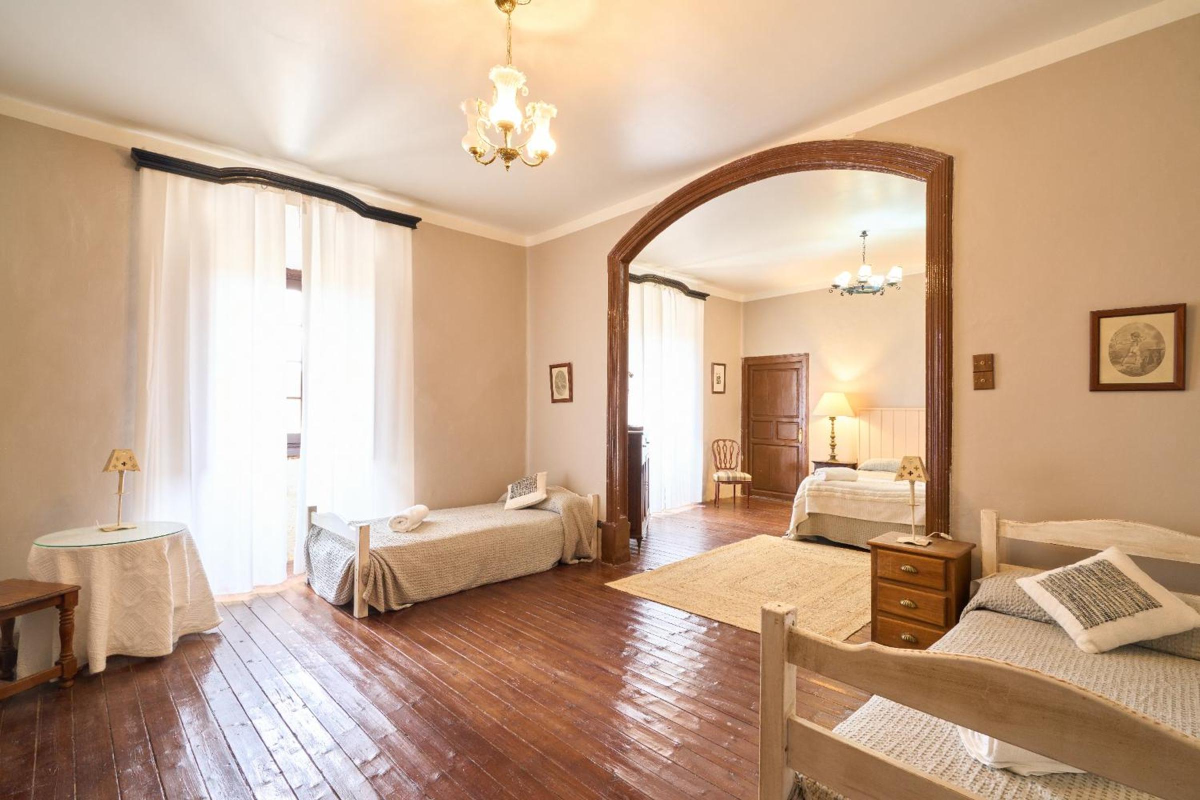 CASA RURAL PALACIO CONDE DE ALDANA con piscina entre encinares y dehesas