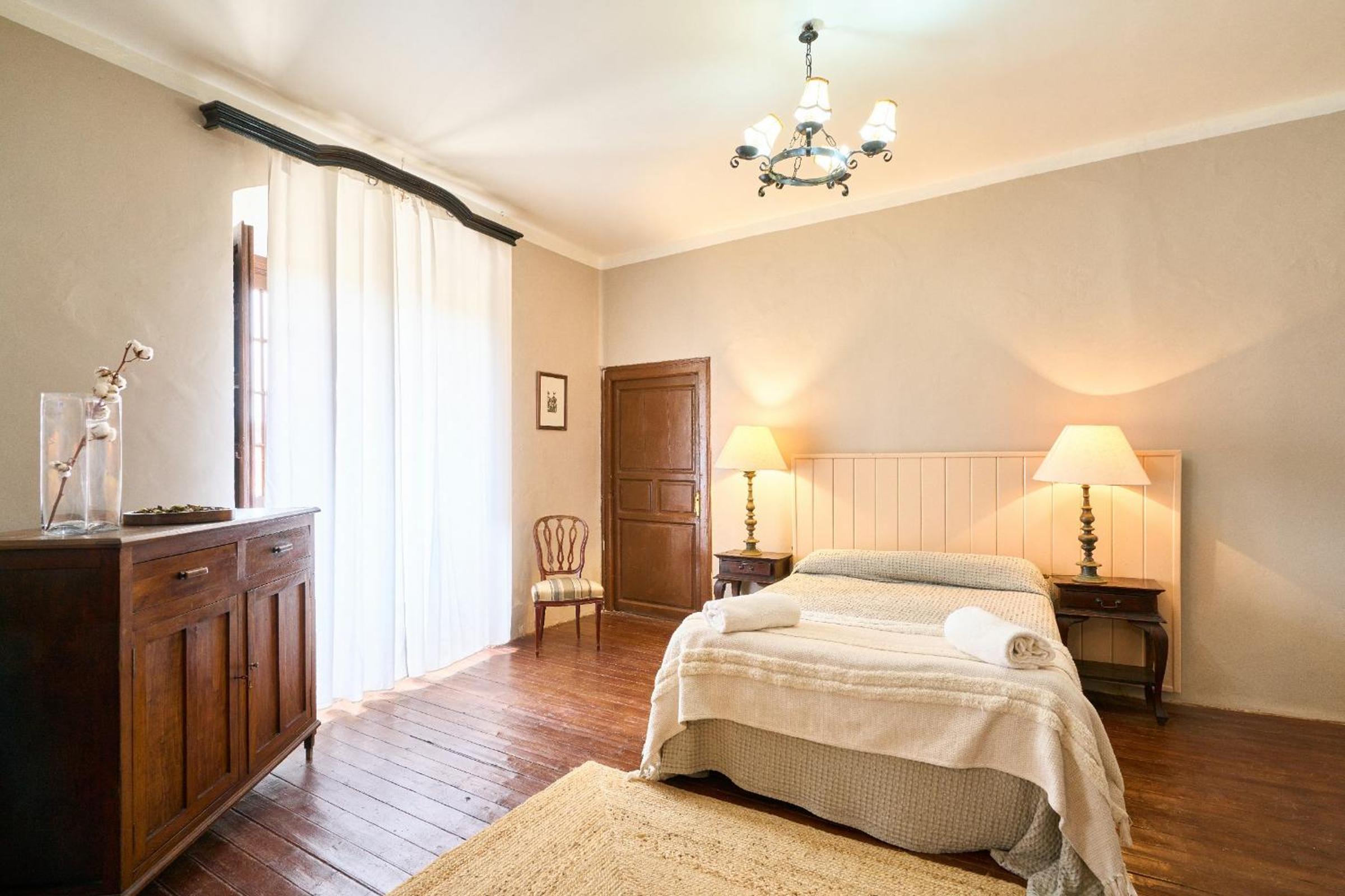 CASA RURAL PALACIO CONDE DE ALDANA con piscina entre encinares y dehesas