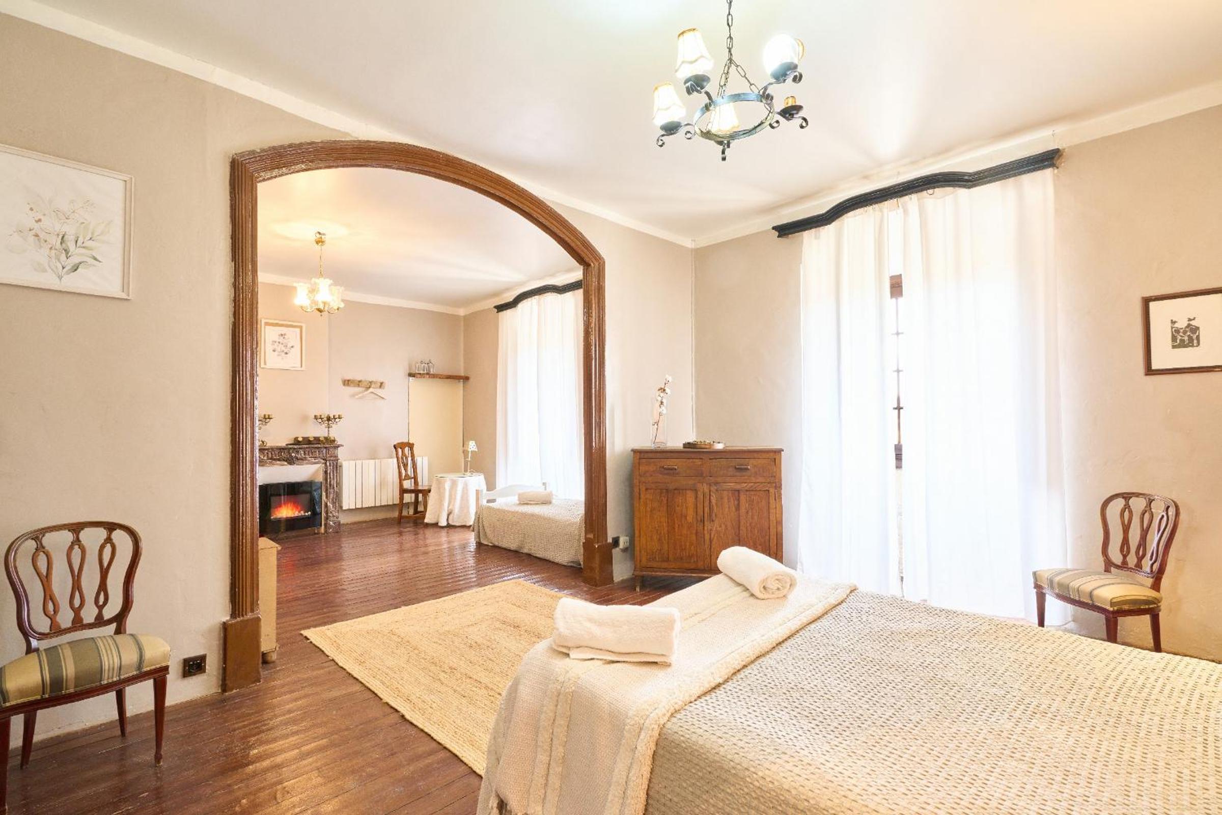 CASA RURAL PALACIO CONDE DE ALDANA con piscina entre encinares y dehesas