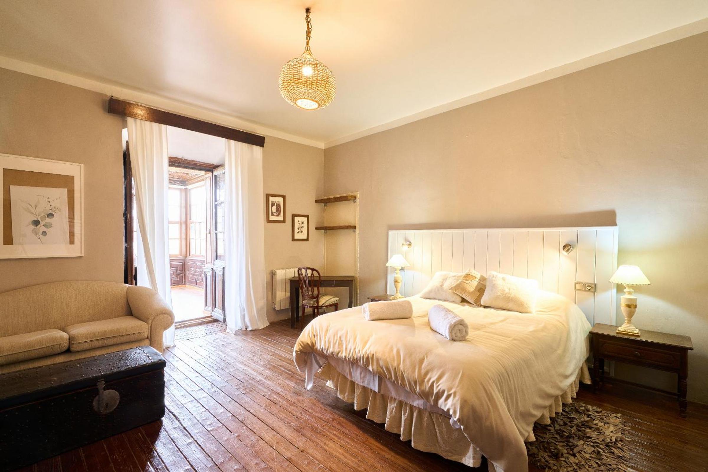 CASA RURAL PALACIO CONDE DE ALDANA con piscina entre encinares y dehesas