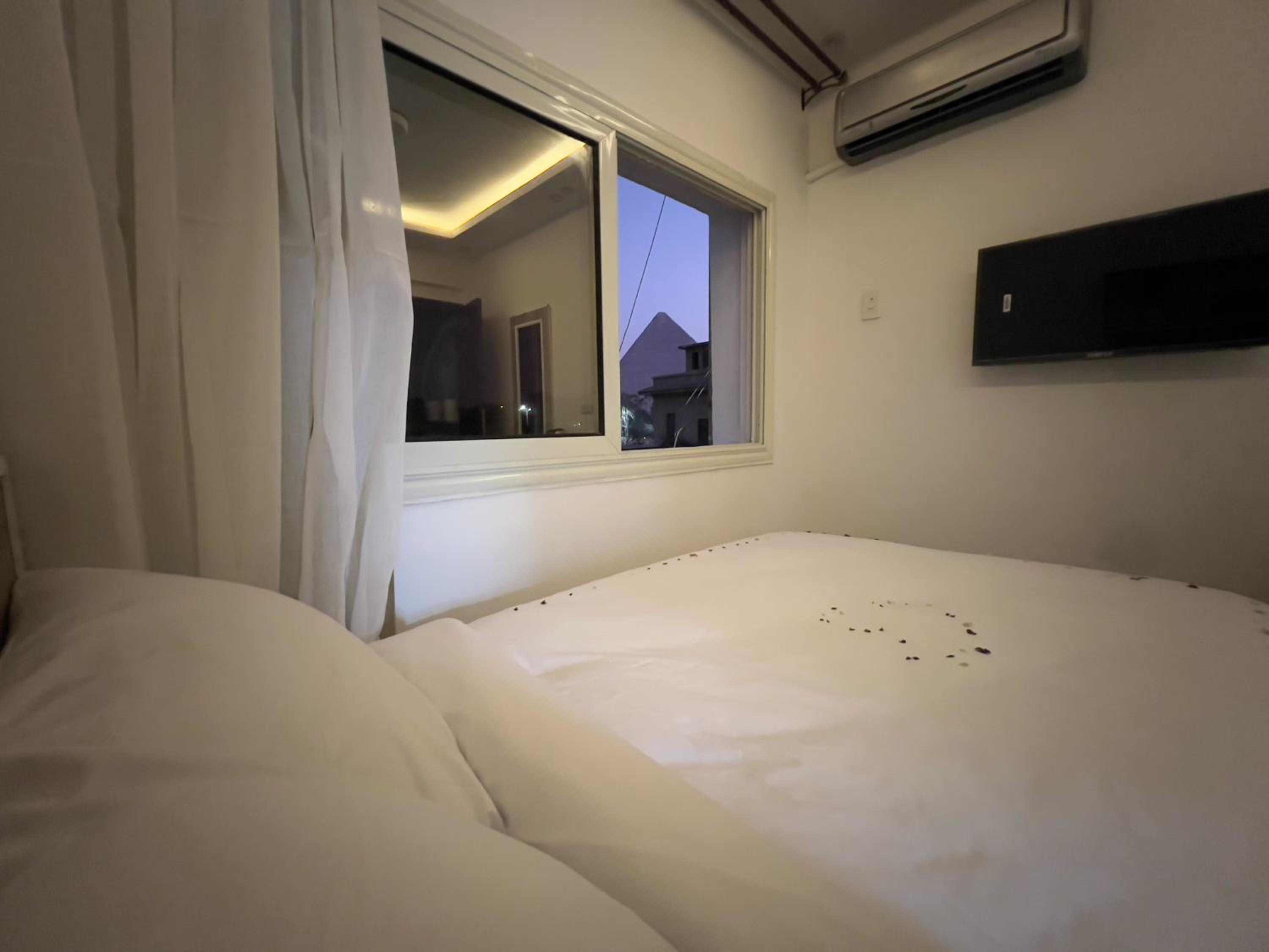 Cheristo pyramids view inn
