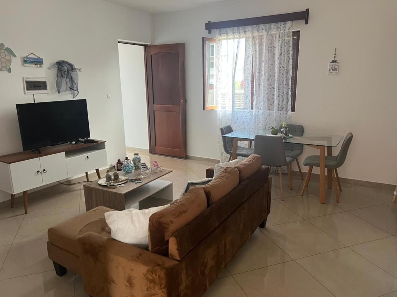 Techas Stylish 2-Bedroom 8 min to Beach