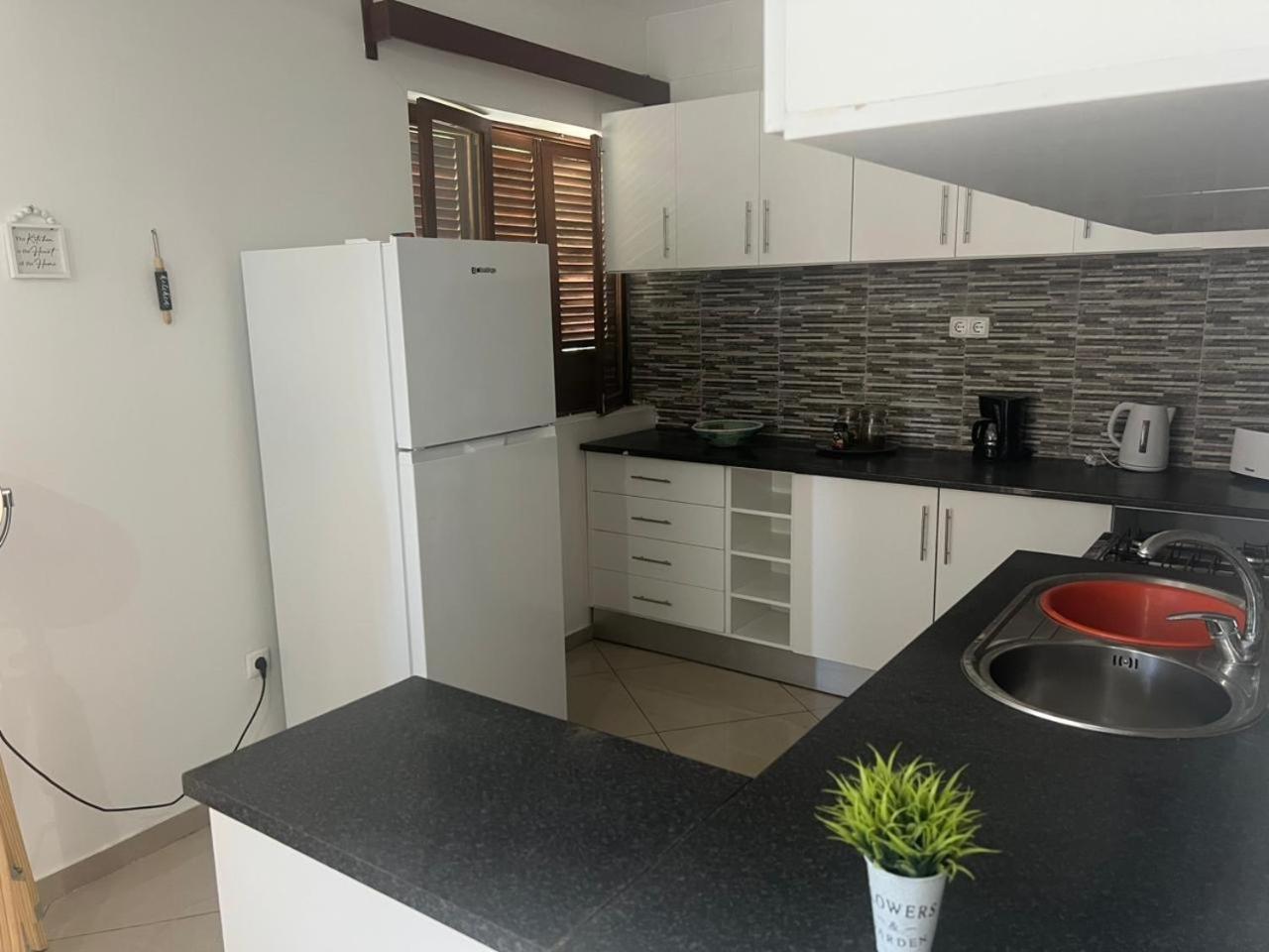 Techas Stylish 2-Bedroom 8 min to Beach