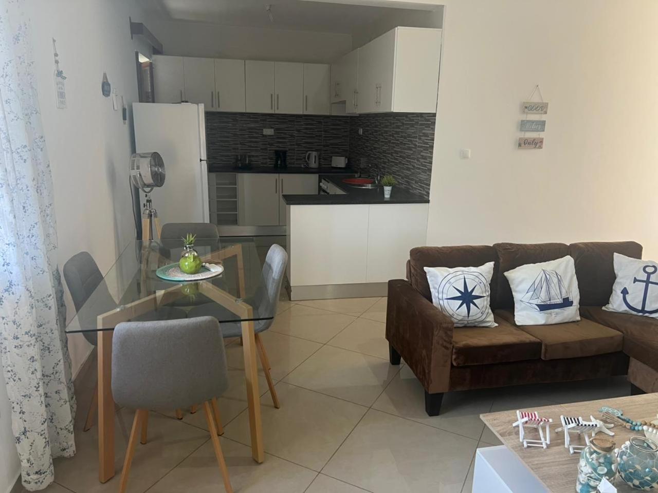 Techas Stylish 2-Bedroom 8 min to Beach