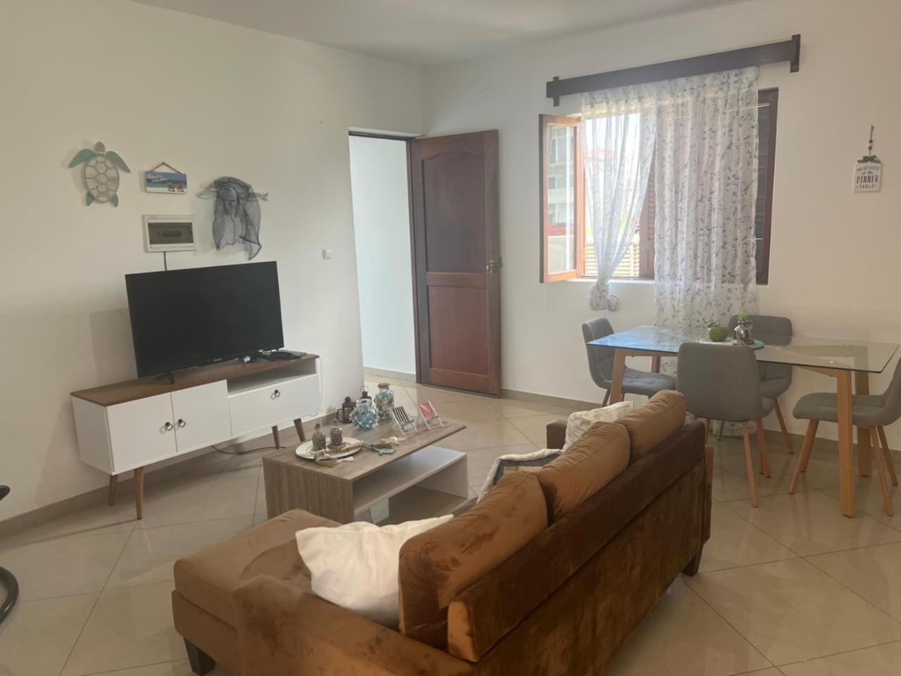 Techas Stylish 2-Bedroom 8 min to Beach