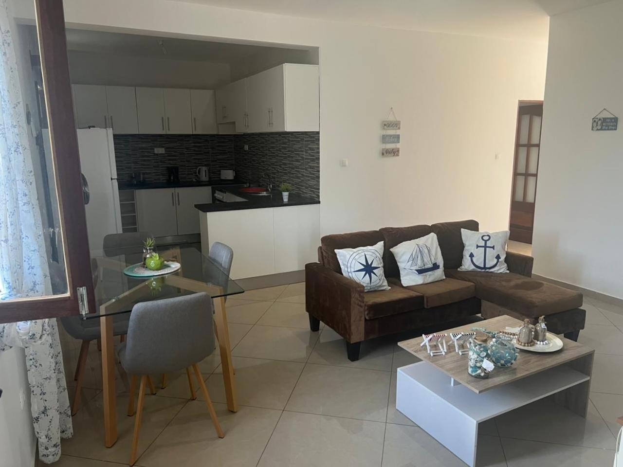 Techas Stylish 2-Bedroom 8 min to Beach