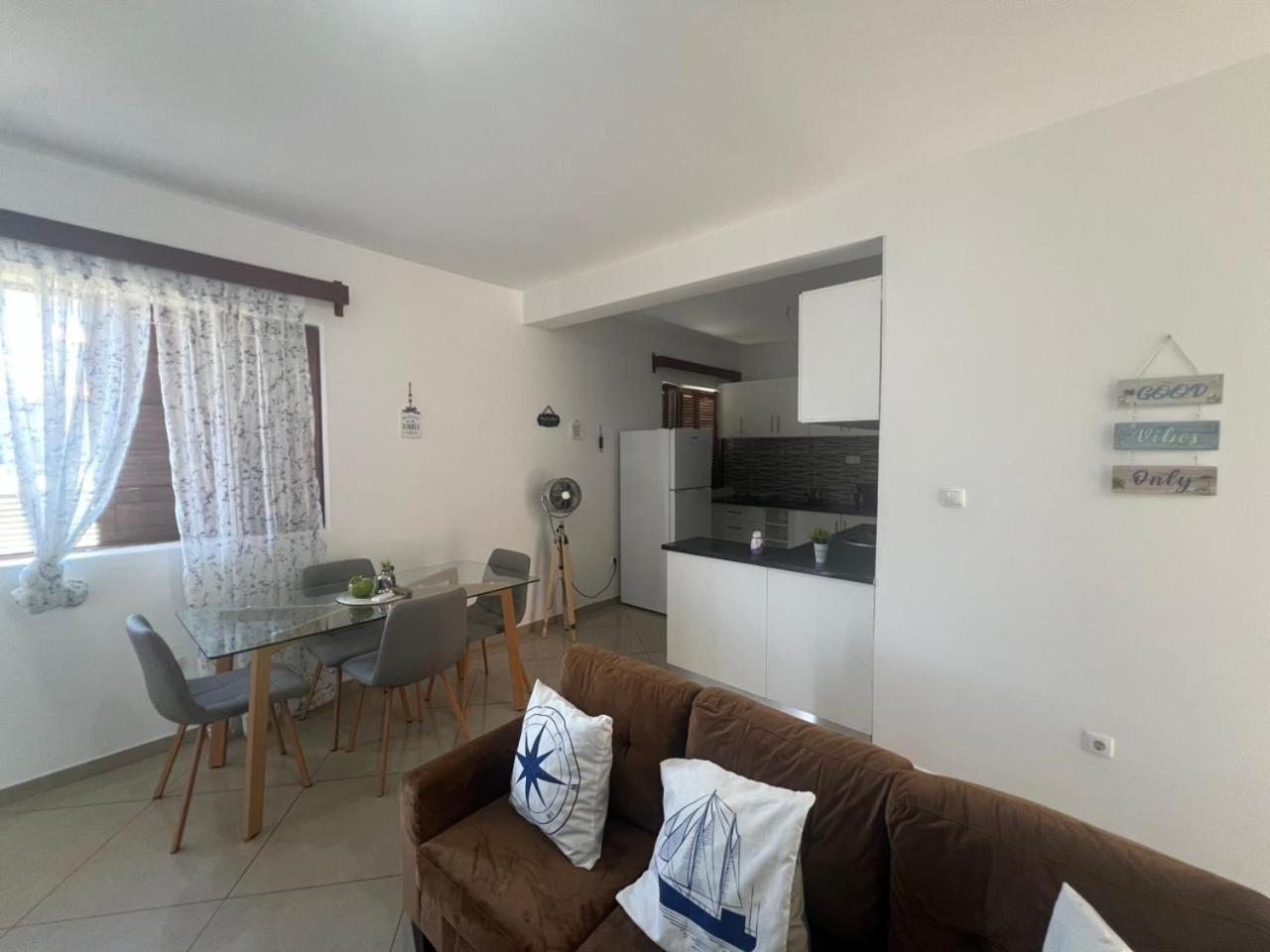Techas Stylish 2-Bedroom 8 min to Beach