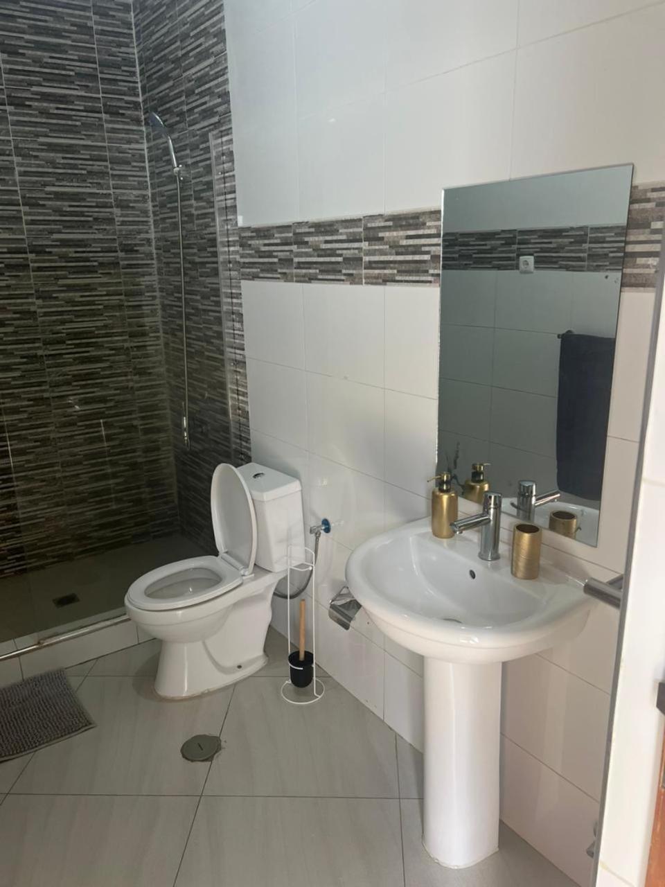 Techas Stylish 2-Bedroom 8 min to Beach