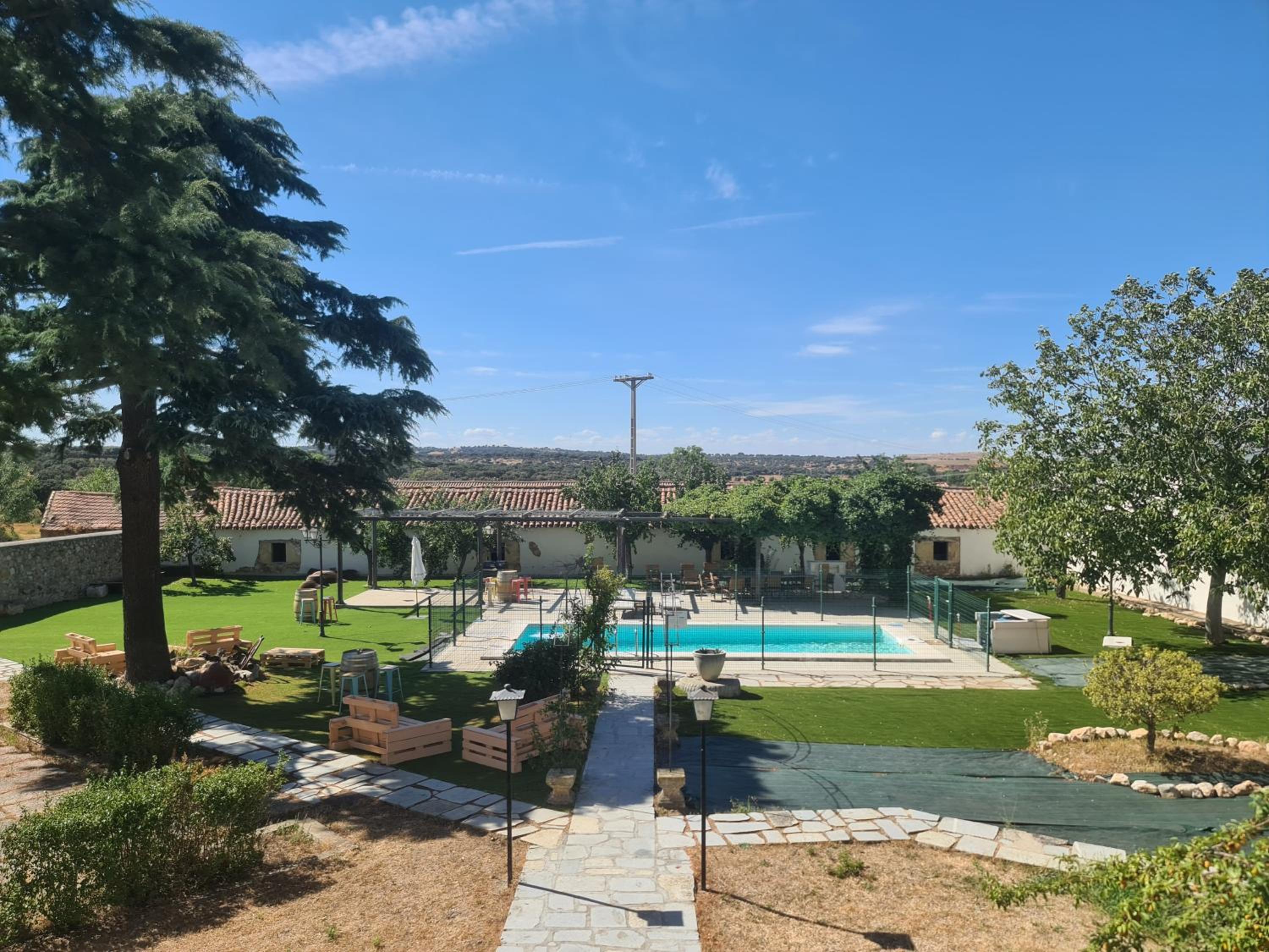 CASA RURAL PALACIO CONDE DE ALDANA con piscina entre encinares y dehesas