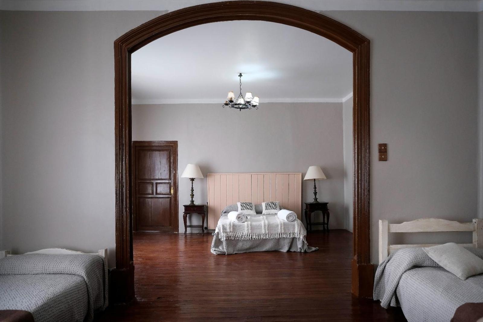 CASA RURAL PALACIO CONDE DE ALDANA con piscina entre encinares y dehesas