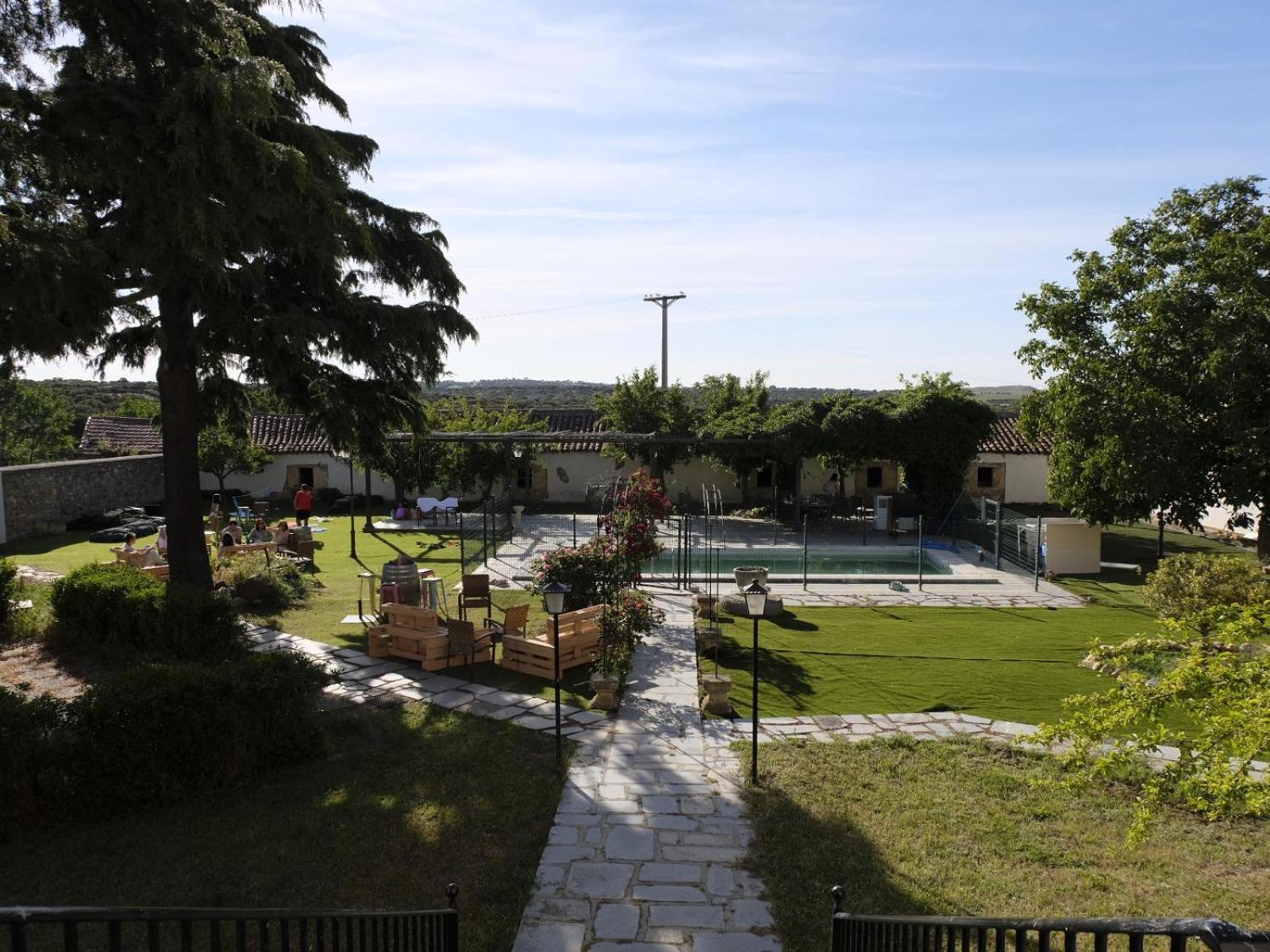 CASA RURAL PALACIO CONDE DE ALDANA con piscina entre encinares y dehesas