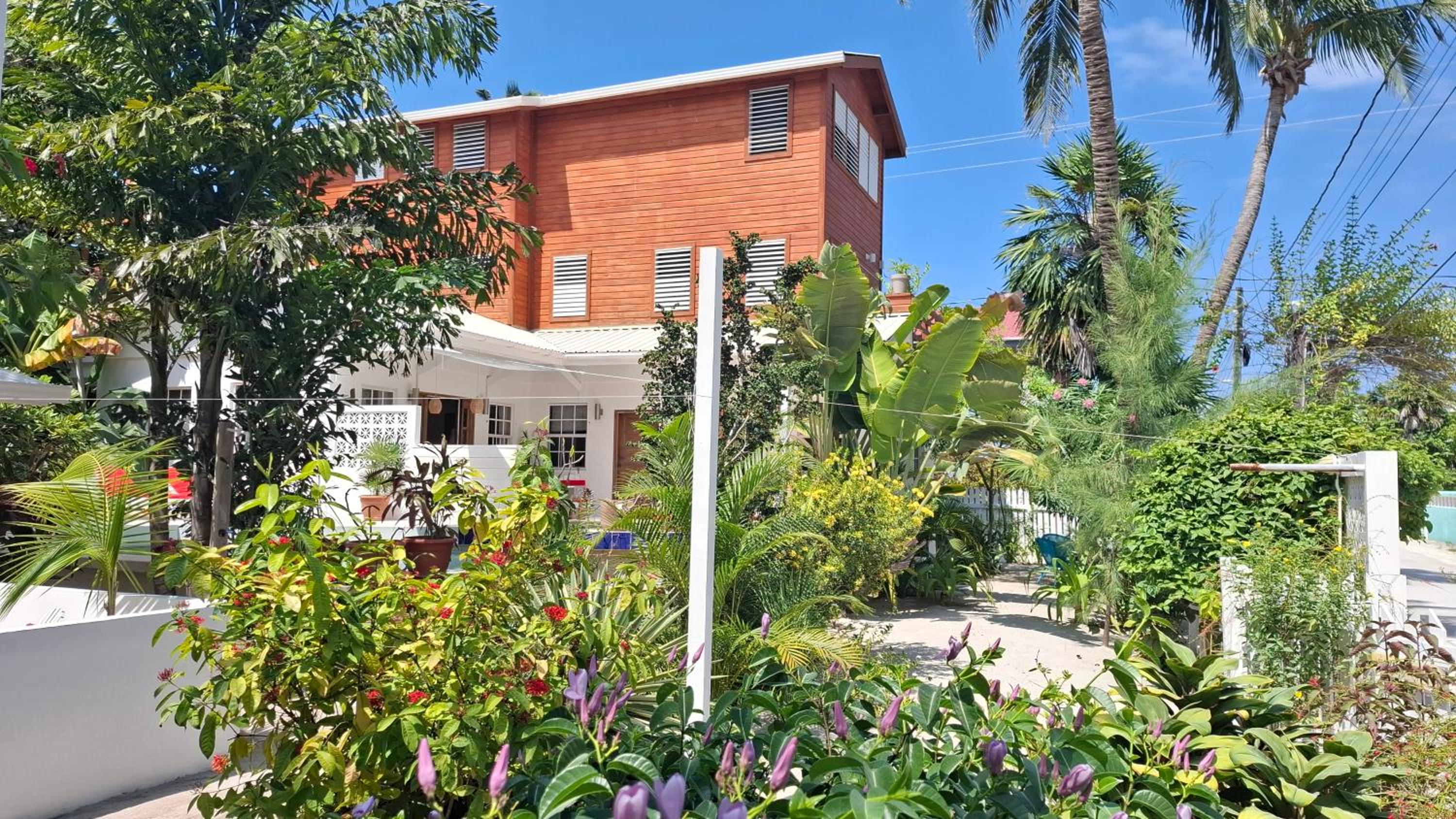 Amanda's Place Casita Carinosa - pool and tropical garden