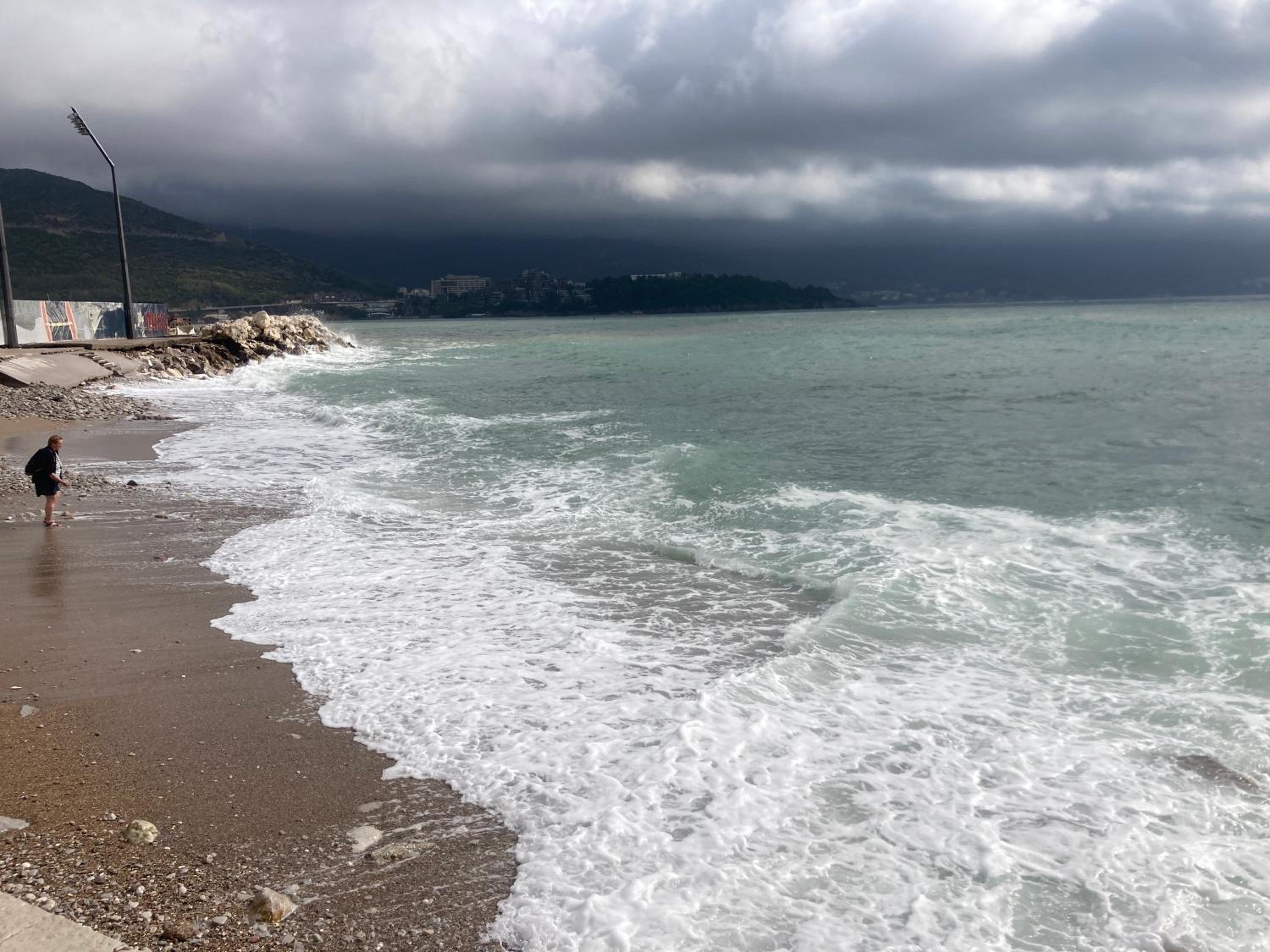 Plaža Stari Grad Budva pjena od mora Beach Apartman
