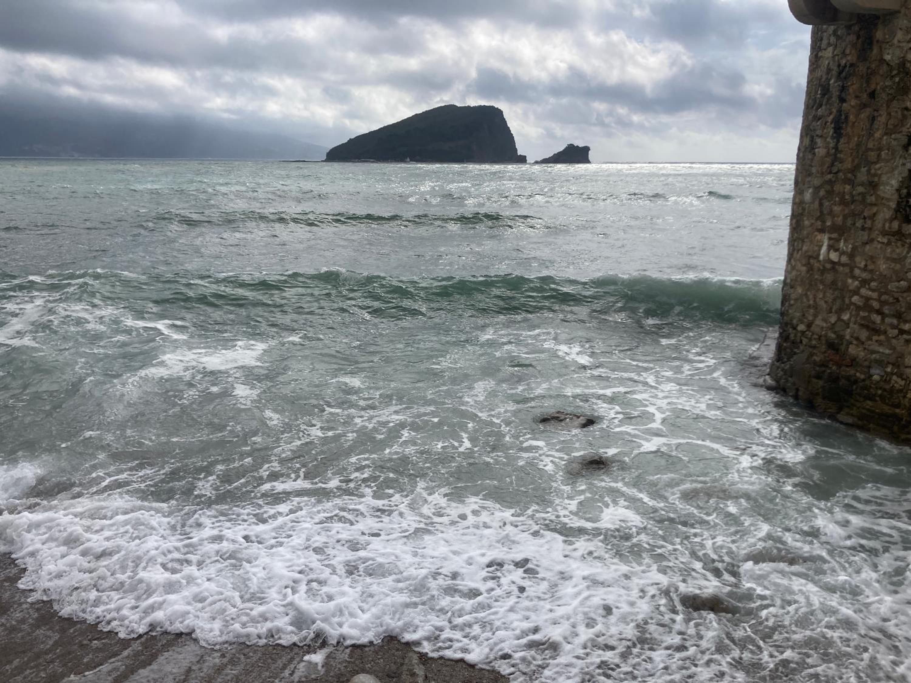 Plaža Stari Grad Budva pjena od mora Beach Apartman