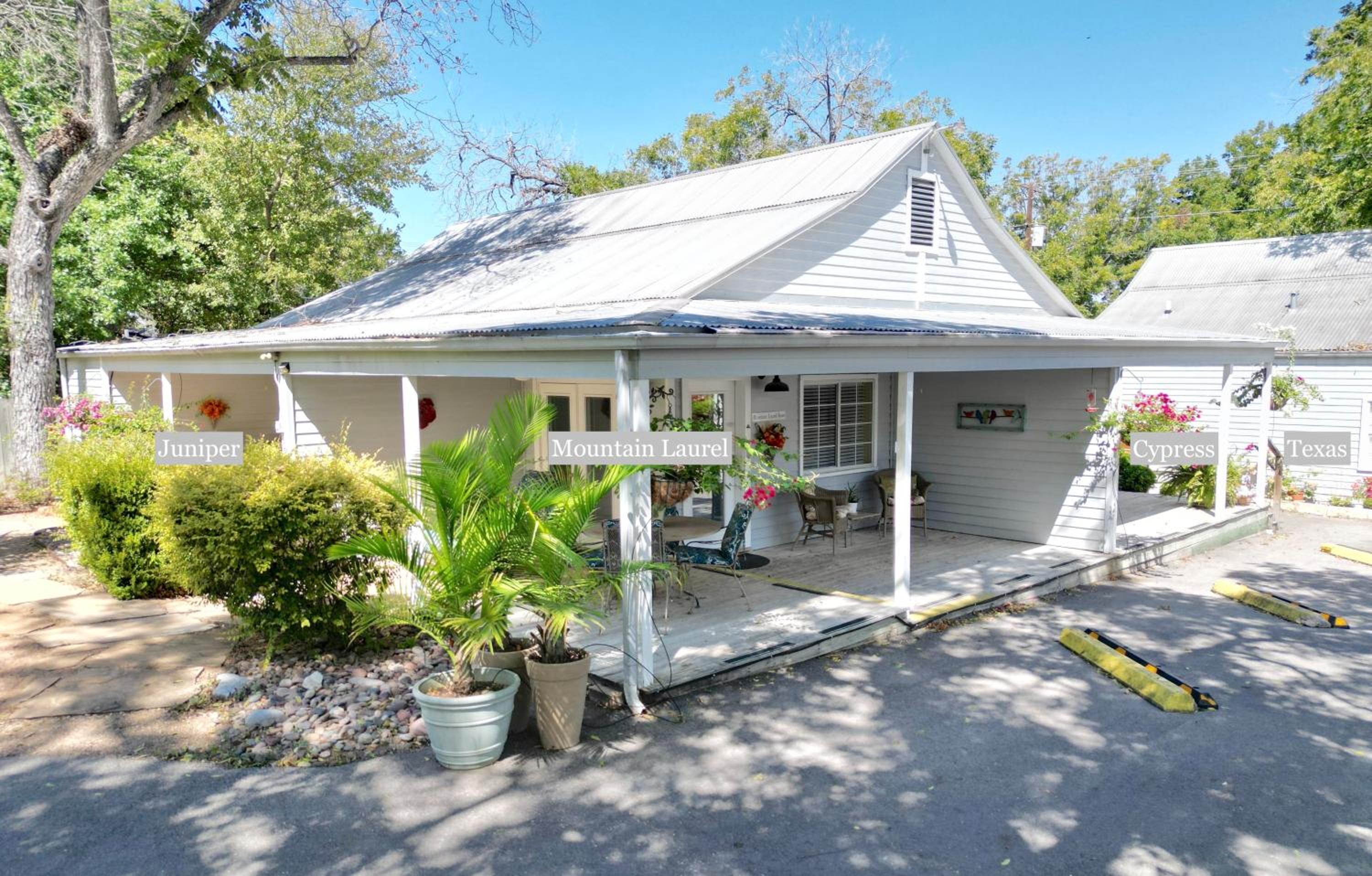 Hotel Comal Inn - Image 1