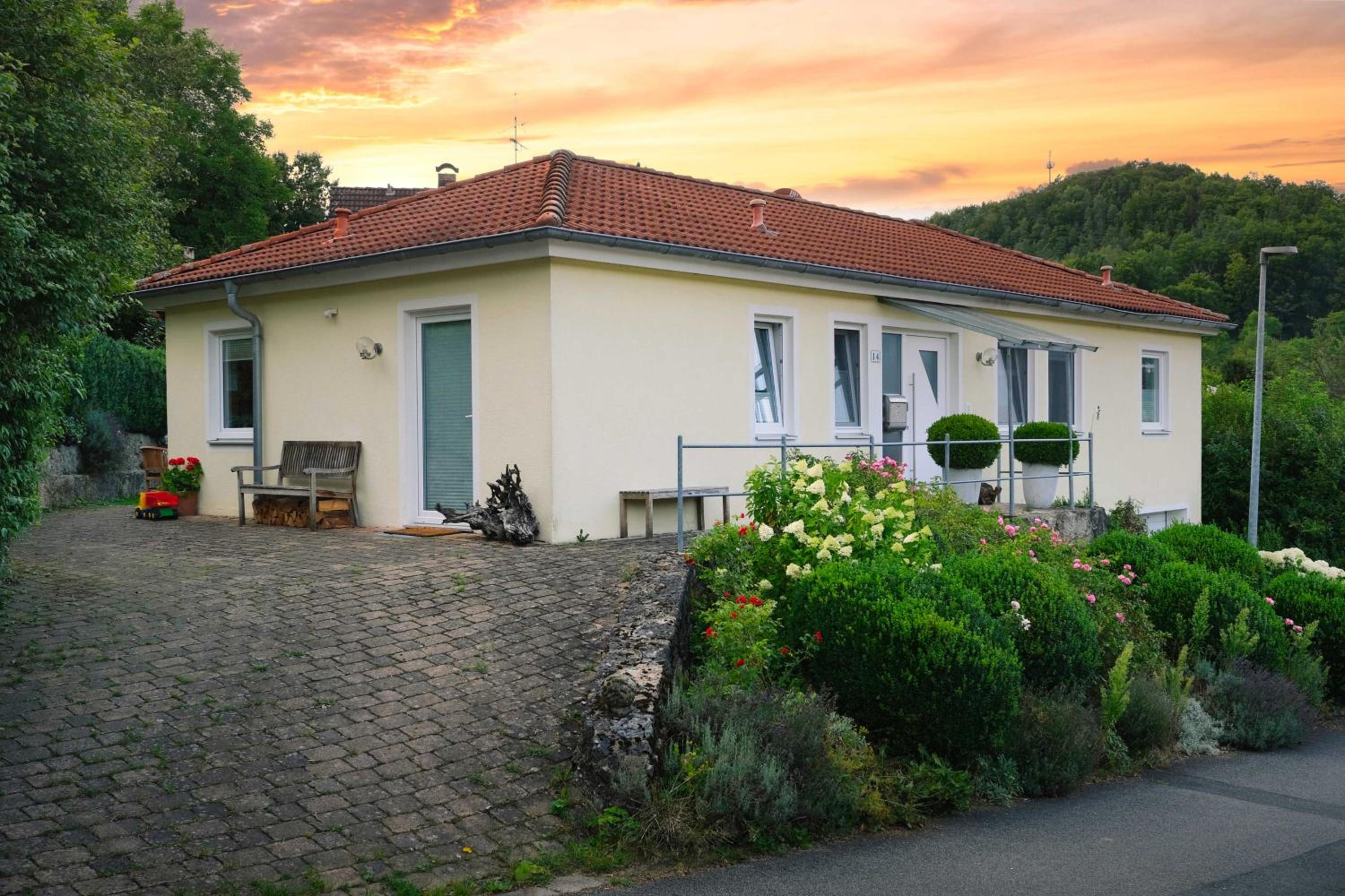 Casa-Philipp, mediterrane, lichtdurchflutete, stilvolle Ruhe-Oase, ebenerdig, mit Garten, Terrasse, Grill und Sauna im Naturparadies Fränkische Schweiz