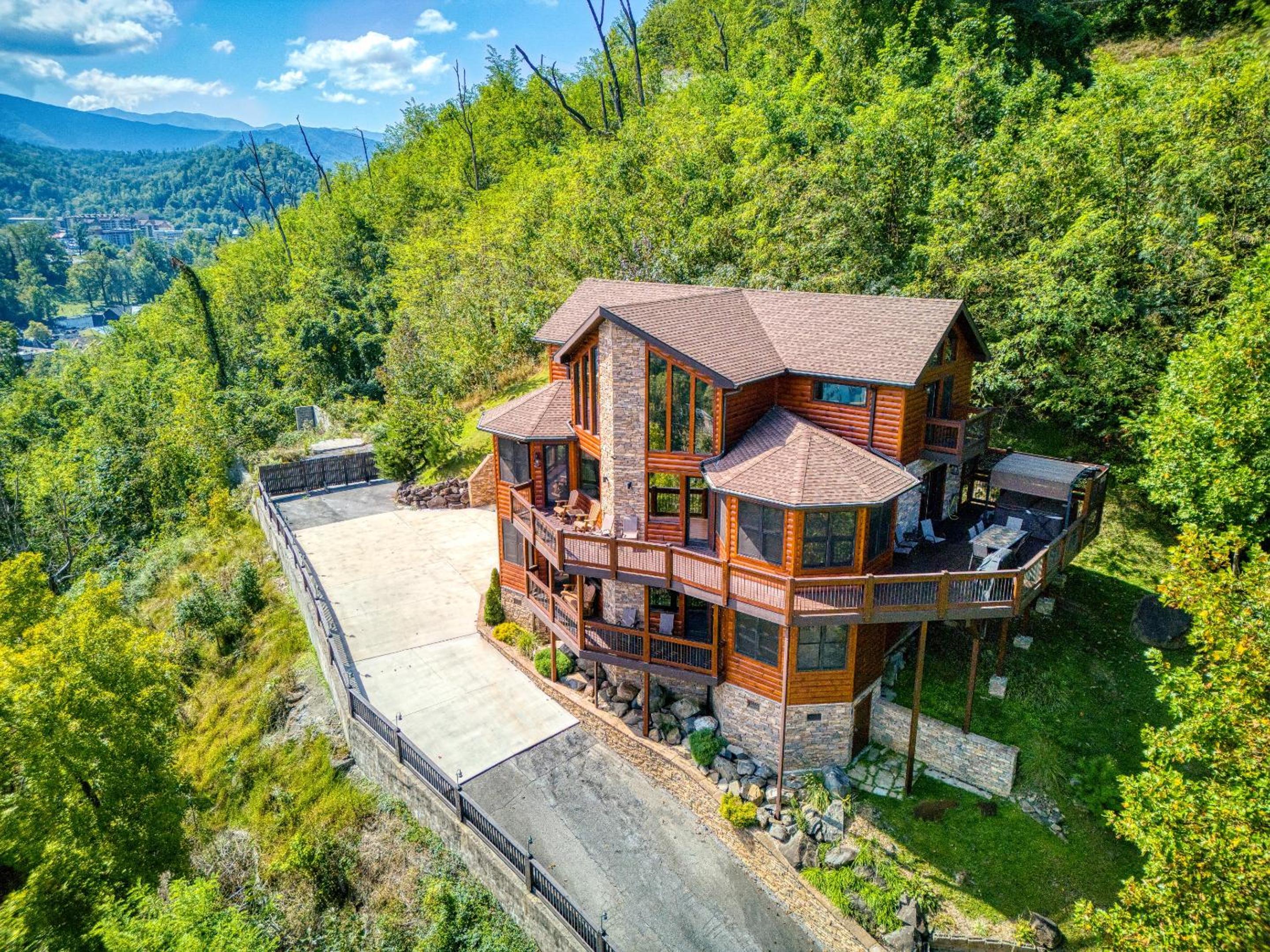 90 Seconds to Downtown MtnCity Views5 King Ensuites!Hot Tub10 BedsGas GrillPoolArcade Game view 2