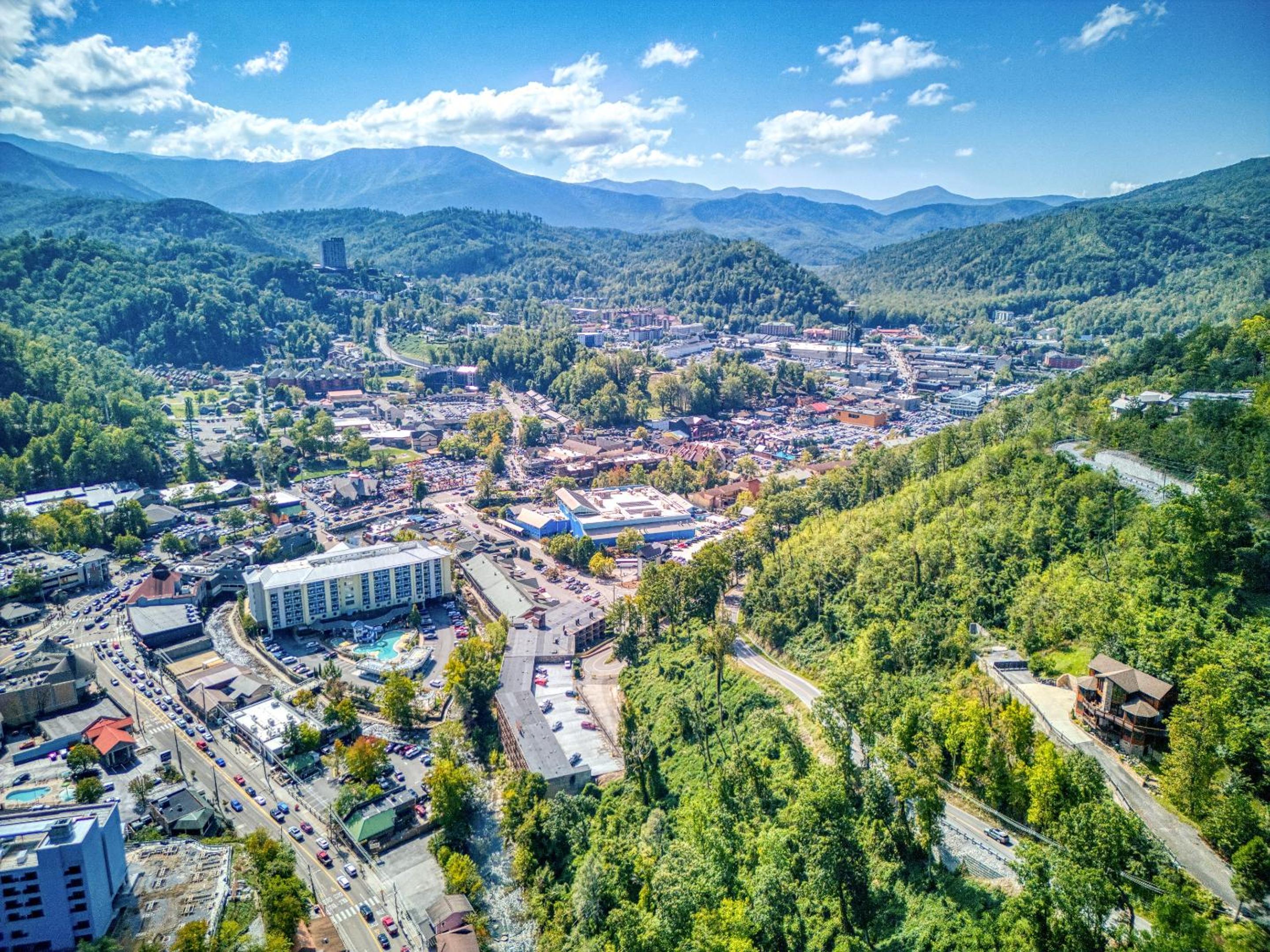 90 Seconds to Downtown MtnCity Views5 King Ensuites!Hot Tub10 BedsGas GrillPoolArcade Game view 3