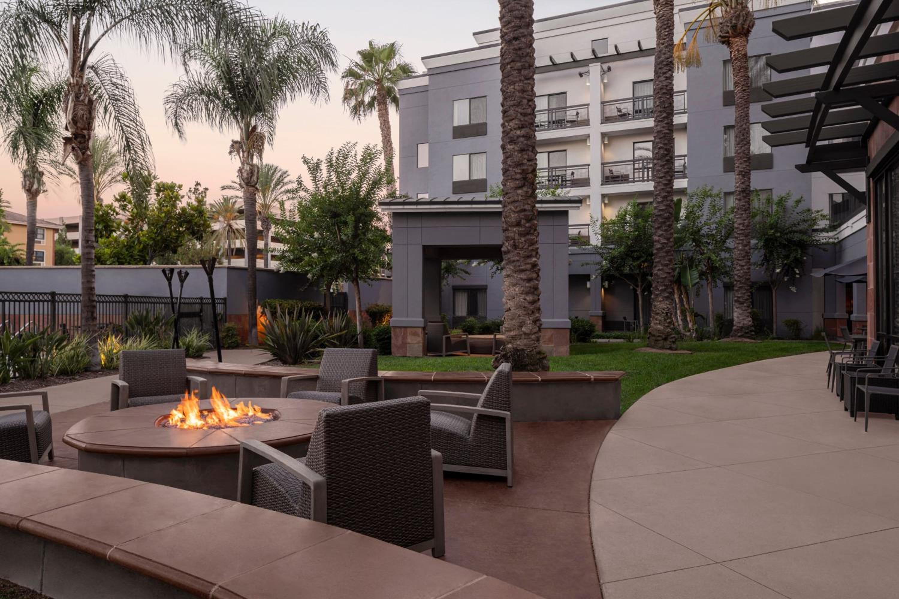 Burbank Vacations - Courtyard Los Angeles Burbank Airport - Property Image 7