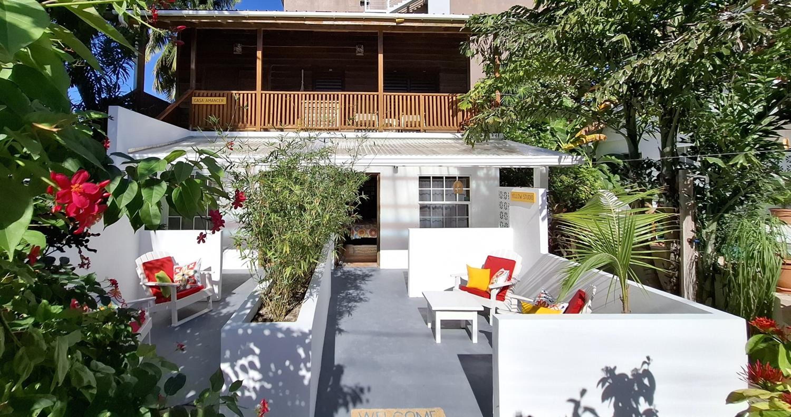 Amanda's Place Yellow Studio - Pool and Tropical garden