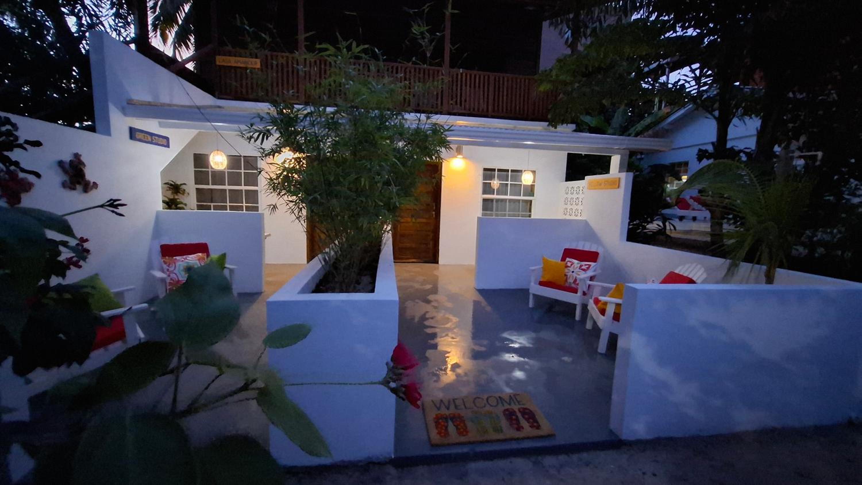 Amanda's Place Yellow Studio - Pool and Tropical garden